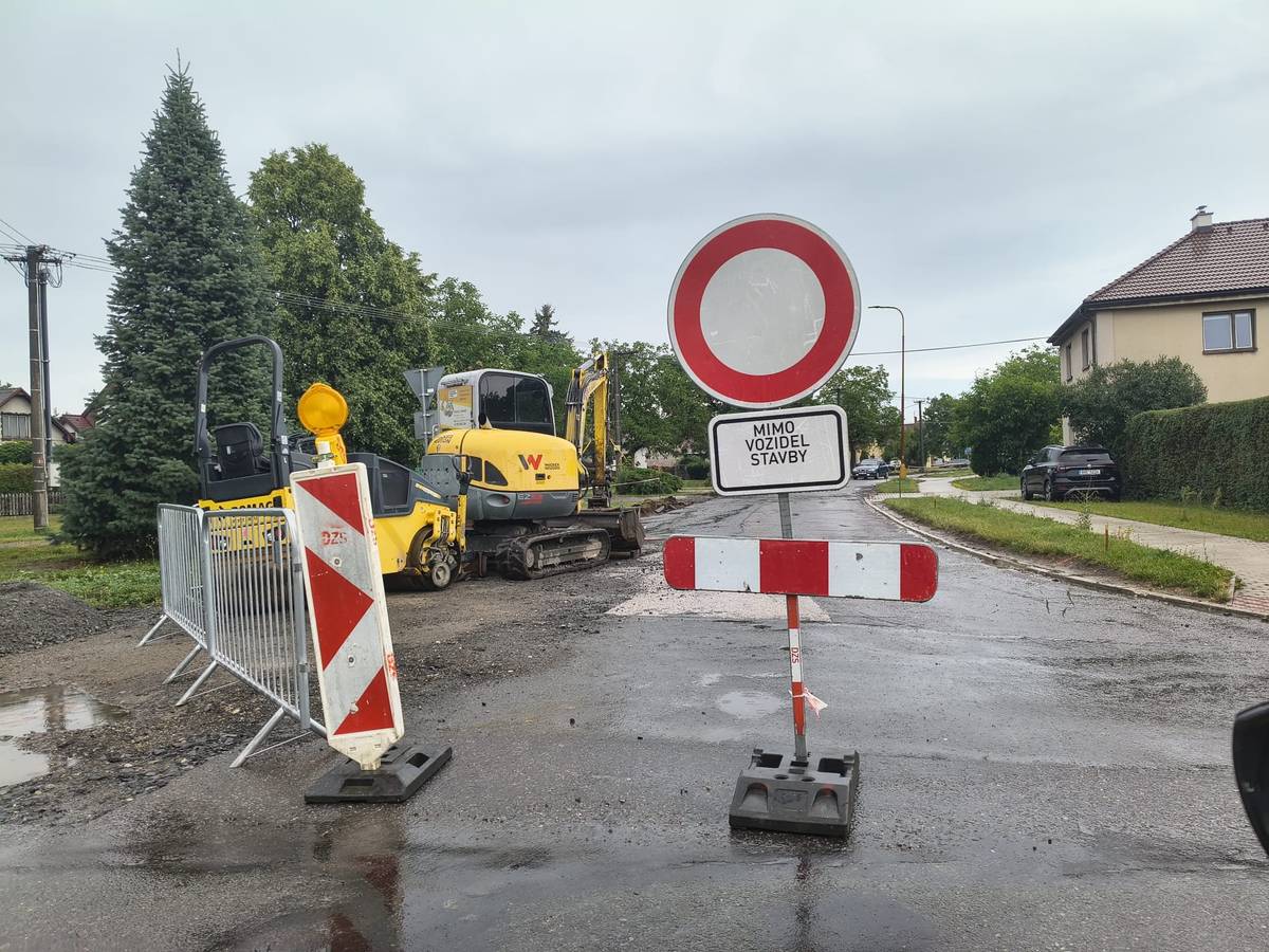 Poslední etapa prací byla zahájena ve středu 1. června, kdy byly vytrhány obrubníky v celé cca 150 m délce opravovaného úseku. Po dobu stavby je silnice od křižovatky k č.p. 80 zcela uzavřena, bohužel i pro autobusy MHD č. 18 a 20, které se otáčejí v parku u hospody U Salavců. Prosíme, v blízkosti parku respektujte dopravní značení "zákaz zastavení" - nesprávně zaparkovaný automobil může komplikovat otáčení autobusu, může dojít i k jeho poškození! Po dohodě se stavbyvedoucím mohou opatrně projíždět rezidenti, tedy obyvatelé nemovitostí v blízkosti stavby tak, aby se dostali domů. Bohužel, ne vždy to bude možné - je nutno respektovat pokyny stavbyvedoucího!  Pro většinu řidičů tak platí, bohužel, povinnost využít objízdnou trasu přes novou zástavbu. Omlouváme se za komplikace a děkujeme za pochopení. Pokud vše půjde podle plánu, do konce července by měla být silnice zcela opravená. Jiří Horák