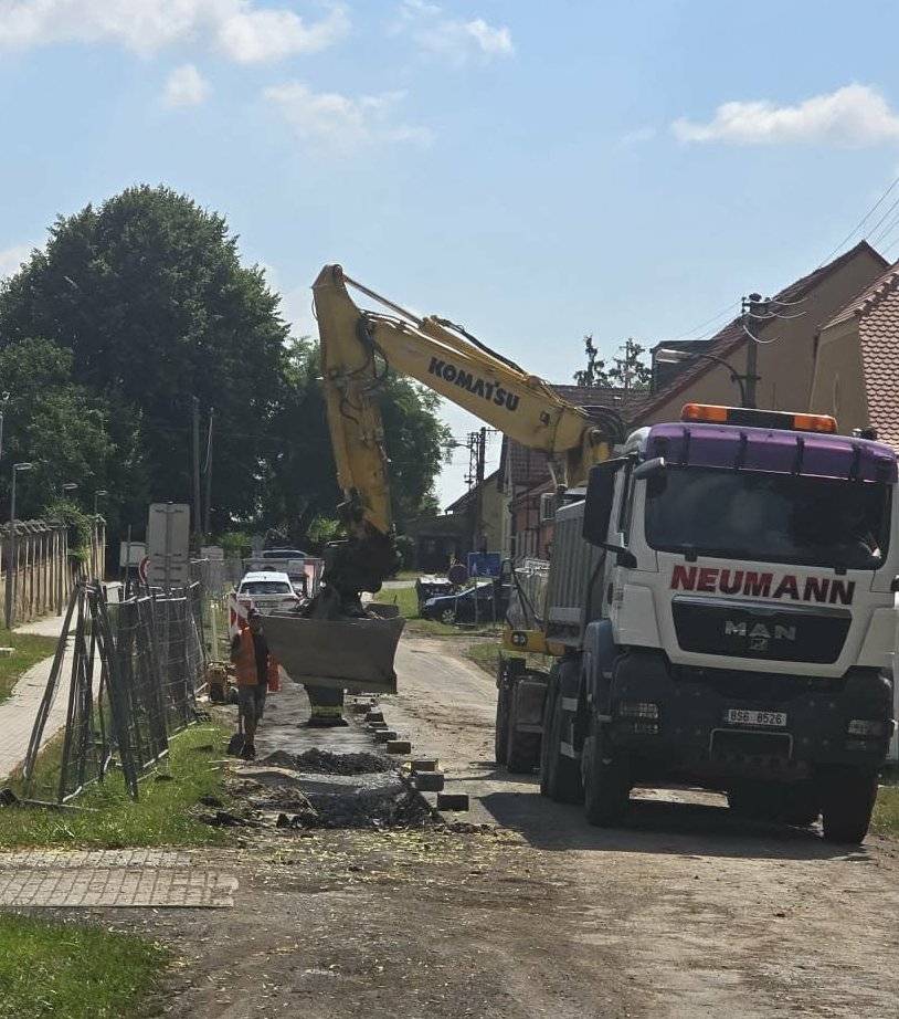 V pátek 3. 7. 2026 nebude z důvodu prací na rekonstrukci vodovodu společnosti Vodárny Kladno-Mělník, a.s., průjezdný vjezd na parkoviště u sokolovny.