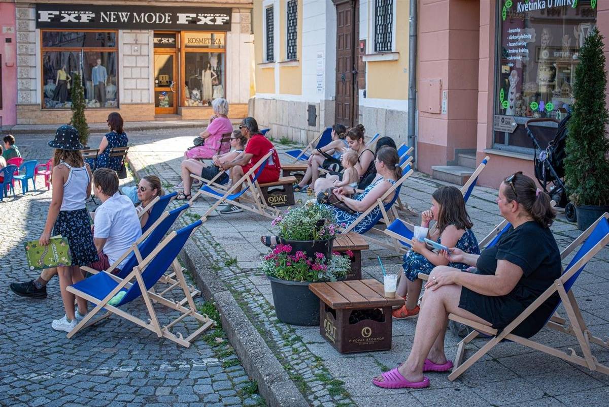 Degustace vín v benediktinských sklepích Dnes od 18:00 do 21:00, Benediktinské sklepy / Klášter Broumov. Více ZDE   Koncert Jazz jam na náměstí V pátek 3. července od 18:00, Mírové náměstí / Broumov. Více ZDE   Letní kino: Dream team V pátek 3. července od 21:15, Mírové náměstí / Broumov. Více ZDE   Prázdninový workshop pro děti: Knihtiskařská dílna V sobotu 4. července od 10:00, Skriptorium / Klášter Broumov. Více ZDE   Prázdninový workshop pro děti: Tvořivý program: Žít baroko V sobotu 4. července od 14:00, Klášter Broumov. Více ZDE   Ranní meditace V úterý 7. července od 8:00 do 8:25. Klášter Broumov / nádvoří. Více ZDE   Výstava obrazů autorů z česko-polského příhraničí Výstava trvá do 18. 9. 2026. Výstavní síň LokArt / Broumov. Více ZDE   Monika Hniková/Kvetly-li jednou, kvetly-li v noci  Výstava trvá do 23. 8. 2026. Galerie Dům / Broumov. Více ZDE   Když zavřu oči, vidím Výstava trvá do 27. 9. 2026. Dětská galerie Lapidárium / Broumov. Více ZDE   (bez)Cenní svědkové – výstava Výstava trvá do 4. 10. 2026. Muzeum Broumovska. Více ZDE   Brána recyklace - výstava Výstava trvá do 31. 8.2026. CSSNB, ul. Lidická 174 / Broumov. Více ZDE   ART KLUB – výstava obrazů Výstava trvá do 31. 8.2026. Café Litera / Městská knihovna v Broumově. Více ZDE