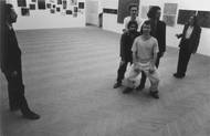 Zleva Josef Bolf, Jan Šerých, Ján Mančuška a Tomáš Vaněk, v levém rohu Radek Václavík, na výstavě Obrazy, kresby v Galerii AVU, Praha, 1996