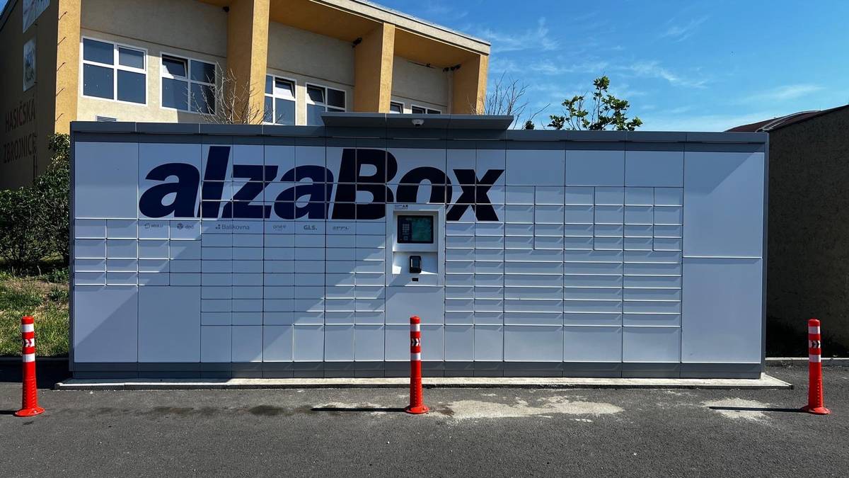 📦 Novinka v Březně! Máme pro vás dobrou zprávu – u hasičárny byl nově nainstalován AlzaBox, který je již v plném provozu. 🎉 Od této chvíle si zde můžete pohodlně vyzvedávat i odesílat své zásilky kdykoliv podle svých potřeb. Pro ty, kteří budou AlzaBox využívat poprvé, přikládáme k příspěvku také stručný návod k použití. Přejeme, ať vám nová služba usnadní každodenní vyřizování zásilek. 📦😊