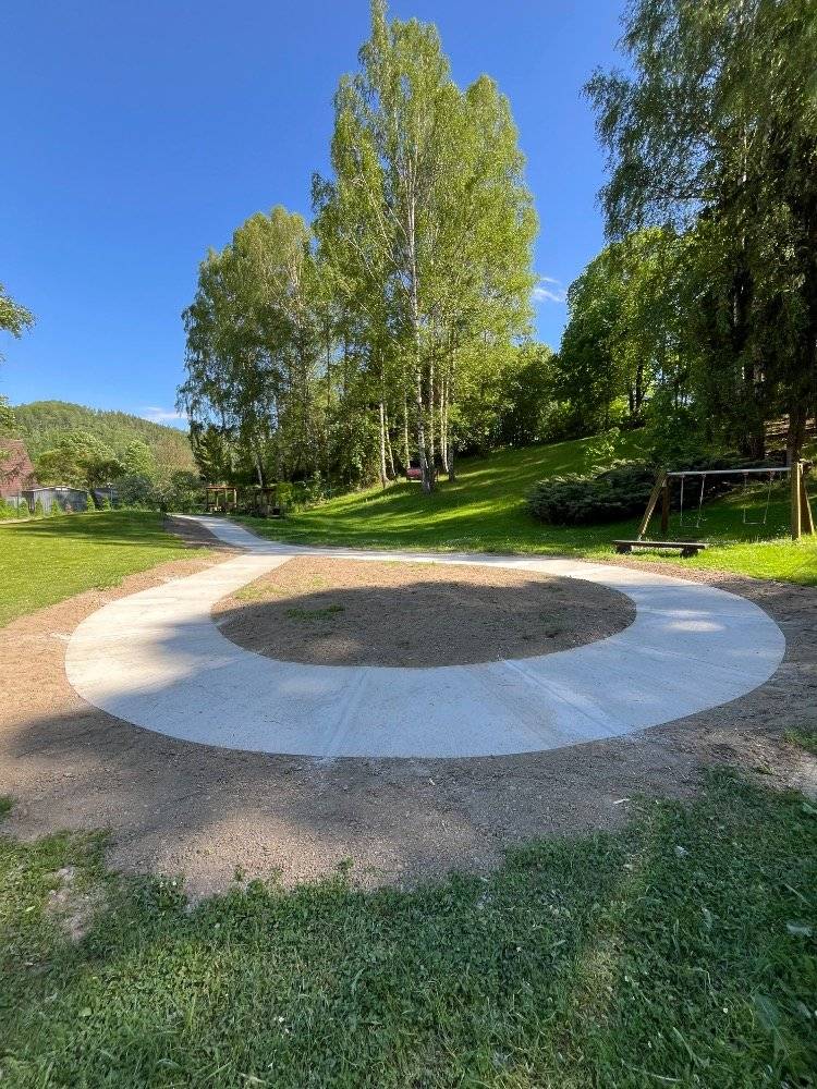 V zahradě MŠ byla dokončena oprava dopravního hřiště. Hřiště má nový betonový povrch. K zabránění praskání a deformacím betonu, bylo provedeno jeho prořezání (dilatační spáry), k zajištění  jeho rozpínání a smršťování vlivem teplotních změn. Na závěr  byly provedeny terénní úpravy. Stavební práce realizovala firma JR Stakr za částku 789 000 Kč bez DPH. Náklady budou hrazeny ze 100% dotace ŽIVEL 1. Kompletní fotogalerie z průběhu oprav na https://www.obecholcovice.cz/oprava%2Ddopravniho%2Dhriste%2Dms/gs-1346