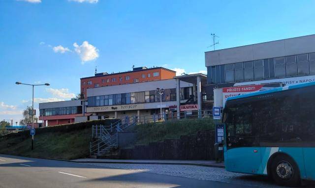 Řidiče i cestující MHD čekají během července dopravní omezení v souvislosti s rekonstrukcí silnice v Hranické ulici v Předmostí. Práce jsou součástí stavby „II/436 Přerov – Doloplazy – tř. II/437“, kterou realizuje Olomoucký kraj, a budou probíhat ve dvou etapách. „Z důvodu očekávaných komplikací byly uzavírky komunikací nasměrovány na dobu prázdnin, kdy je dopravní intenzita v této oblasti nejmenší,“ řekl náměstek pro dopravu Tomáš Navrátil.                               Číst dál...