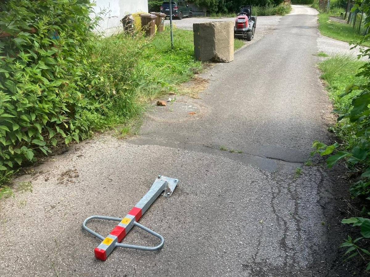 UPOZORNĚNÍ V noci z 2. na 3. 7. 2026, přesně 5 minut po půlnoci, došlo k poškození zábrany na mostě, který je v havarijním stavu. Ke škodě došlo vozidlem Škoda Fabia. Žádáme 2 pány, kteří byli v uvedenou dobu ve vozidle, aby se nejpozději v úterý dopoledne dostavili na Obecní úřad Kunčice nad Labem k projednání celé události. Pokud se tak nestane, bude celá záležitost předána Policii ČR k dalšímu šetření. Děkujeme za součinnost, OÚ Kunčice nad Labem