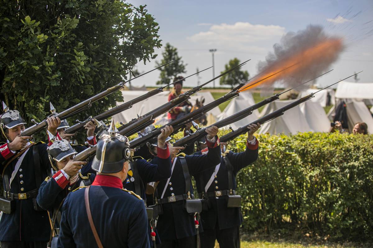 📍 V rámci jubilejního 160. výročí bitvy u Hradce Králové 1866 se budou ve městě konat i zásadní části vojensko-historického programu. Součástí akce jsou i ukázky střelby z historických pušek a kanónů. 📍 Zbraně jsou neškodné a jsou obsluhovány přísně proškolenými vojáky. Jde o slepou střelbu pro hlukový efekt. Pokud vám, vašim dětem nebo domácím mazlíčkům vadí hluk střelby, věnujte pozornost časům a místům uvedeným níže. Sobota 4. července | Hradec Králové (Velké náměstí, Šimkovy sady) ◾ 16.30 Velké náměstí: hromadná salva nastoupených jednotek při vojenské ceremonii ◾ 19.00–19.40 Šimkovy sady: bitevní ukázka Prušáci u hradeckých bran 1866, při které zazní střelba z pušek a kanónů 🔗 Kompletní program akce včetně informací o dopravě je k dispozici na webu www.koniggratz1866.eu. ● Ilustrační foto: Archiv HK800