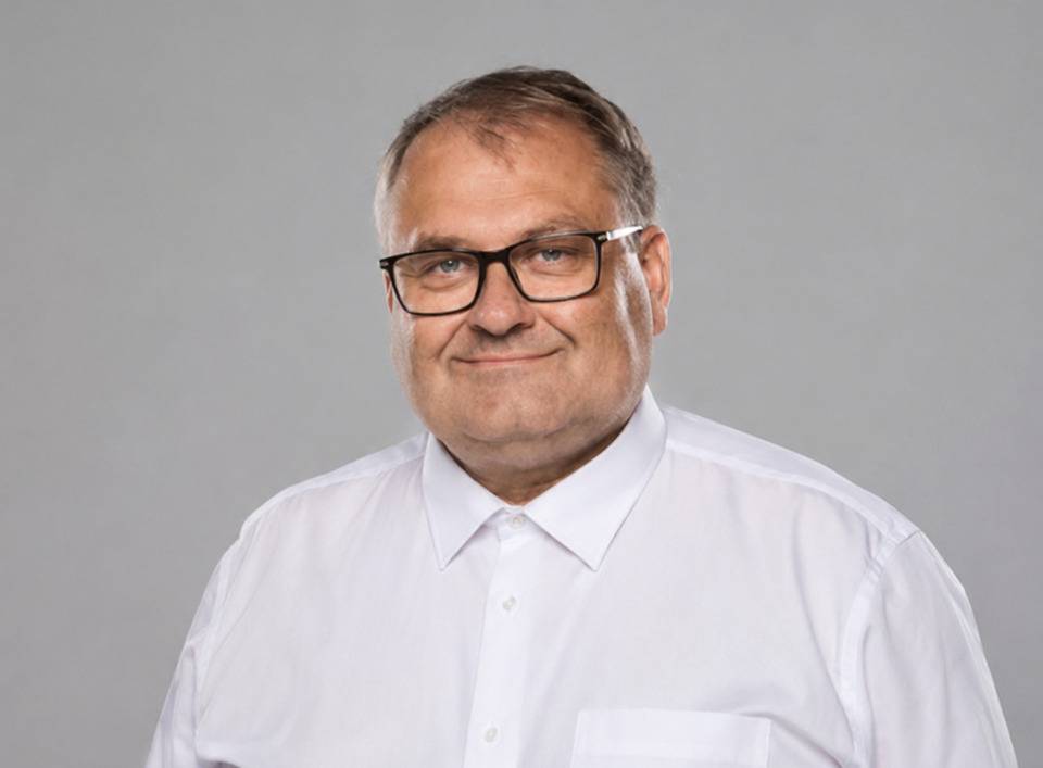 Milí spoluobčané, máme tu léto, prázdniny a čas dovolených. Věřím, že si po náročném školním roce odpočinou nejen děti, ale i jejich rodiče. Všem školákům přeji krásné prázdniny plné zážitků. A nám dospělým pak alespoň pár dní volna, kdy si odpočineme od každodenních starostí.  V červnu jsme společně s hasiči završili oslavy připomínající 100 let od založení našeho sboru dobrovolných hasičů. Oslavy se vydařily a byly důstojným poděkováním všem generacím hasičů, které se během uplynulého století podílely na ochraně našeho Újezda. Opět se potvrdilo, jak důležitou součástí života v Újezdě hasiči byli a stále jsou. Děkuji všem, kteří se na přípravě oslav podíleli, i všem, kteří přišli toto významné jubileum společně oslavit. Ani v létě se ale život v Újezdě nezastaví. Pokračují práce na obnově elektrického vedení a dalších sítí, jejichž investory jsou provozovatelé technické infrastruktury. Jde o investice, které jsou potřebné, ale současně s sebou nesou omezení a nepříjemnosti pro obyvatele dotčených ulic. Proto průběžně jednáme s investory i zhotoviteli jednotlivých staveb a snažíme se dosáhnout urychlení prací tam, kde je to možné. Pokračovat budou i práce na přeložce I/12, během prázdnin by podle informací stavbyvedoucího měla být kvůli stavbě přemostění uzavřena Zaříčanská, zatím však není znám přesný termín. Děkuji všem za trpělivost a pochopení. Naopak v naší režii je rekonstrukce Zlivské, která bude dokončena začátkem července. Během prázdnin bude hotov i nový chodník v Pilovské. Po prázdninách nás čekají tradiční akce, hned druhý zářijový víkend se uskuteční Den zdravé Země. A do toho bude vrcholit kampaň před říjnovými komunálními, magistrátními, a také senátními volbami. Do té doby si ale ještě užijme léto, slunce a klid. Přeji vám všem krásné a pohodové léto, příjemnou dovolenou a spoustu hezkých zážitků. Ať už budete odpočívat u moře, na horách, na chalupě nebo doma v Újezdě, užijte si čas s rodinou a přáteli a načerpejte energii do podzimních měsíců. VÁŠ STAROSTA MICHAL HAZDRA