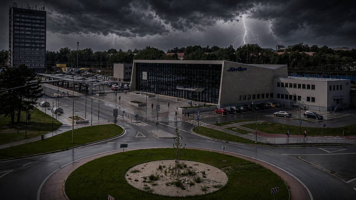 Pro území ORP Havířov byla vydána výstraha před velmi silnými bouřkami s vysokým stupněm nebezpečí, která platí 1. července 2026 od 12:54 do půlnoci. Bouřky mohou být doprovázeny:  silnými nárazy větru až 90 km/h přívalovým deštěm s úhrny přes 50 mm za hodinu kroupami o velikosti 2 až 5 cm častou bleskovou aktivitou  V důsledku nepříznivého počasí může docházet k pádům stromů a větví, zatopení komunikací, podchodů, sklepů a dalších níže položených míst. Nelze vyloučit ani rychlé rozvodnění menších toků a vznik lokálních přívalových povodní. Očekávat lze také komplikace v dopravě a případné výpadky dodávek elektrické energie. Doporučujeme občanům:  omezit pohyb venku během bouřek a vyhledat bezpečný úkryt zajistit volně uložené předměty na zahradách, balkonech a terasách nevstupovat ani nevjíždět do zatopených míst nebo proudící vody při jízdě autem výrazně snížit rychlost a zvýšit opatrnost sledovat aktuální vývoj počasí prostřednictvím Českého hydrometeorologického ústavu  Žádáme všechny občany, aby dbali zvýšené opatrnosti a nepodceňovali aktuální meteorologickou situaci.