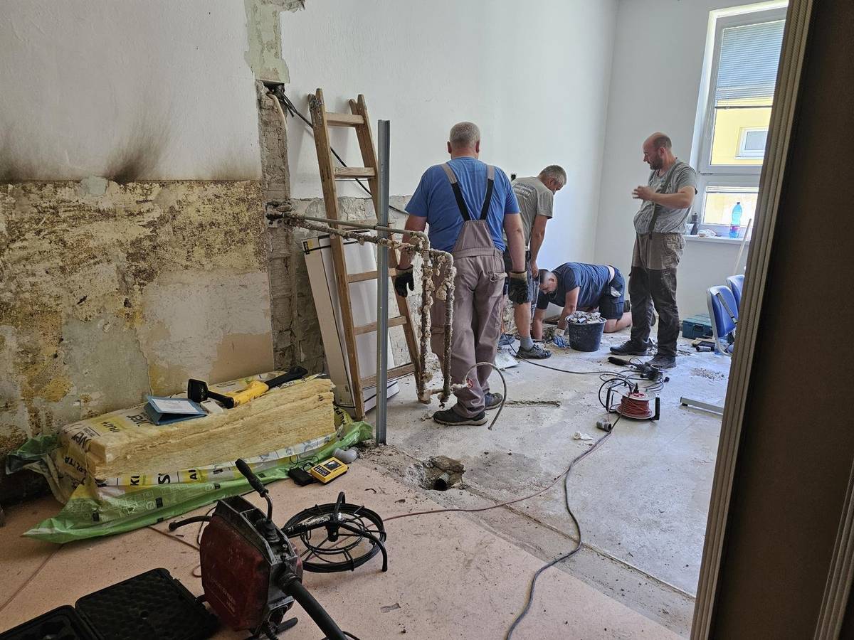 Mesto Trenčianske Teplice podniká aktívne kroky na zabezpečenie dostupnej lekárskej starostlivosti pre svojich obyvateľov. Po dvoch desaťročiach od predaja budovy zdravotného strediska sa samospráve podarilo získať späť prvé priestory, ktoré aktuálne prechádzajú komplexnou rekonštrukciou na modernú všeobecnú ambulanciu. Situácia so zdravotnou starostlivosťou sa v Trenčianskych Tepliciach stala prioritou po odchode všeobecnej lekárky pre dospelých, doktorky Magdalény Gáboríkovej. Keďže mesto pred rokmi budovu zdravotného strediska predalo súkromným lekárom, nemalo k dispozícii žiadne vlastné priestory, ktoré by mohlo ponúknuť novému poskytovateľovi zdravotnej starostlivosti. Vedenie mesta preto začalo rokovať s vlastníkmi ambulancií o možnosti spätného odkúpenia. Prvým úspechom je získanie priestorov bývalej zubnej ambulancie doktorky Kataríny Kvačkajovej. Mestské zastupiteľstvo schválilo túto kúpu príslušným uznesením za sumu 60.000 €. Predstavitelia mesta ocenili seriózny prístup predávajúcej lekárky, ktorá si uvedomila vážnosť situácie a potrebu zabezpečiť v meste všeobecného lekára. Aktuálne sa projekt nachádza vo fáze realizácie na základe zhotovenej projektovej dokumentácie a súhlasného stanoviska od Regionálneho úradu verejného zdravotníctva. Rekonštrukcia je navrhnutá tak, aby výsledné priestory spĺňali prísne vyhlášky Ministerstva zdravotníctva SR. Z pôvodnej jednej miestnosti, ktorú využívala zubná ambulancia, vzniknú tri až štyri samostatné priestory. Náklady na rekonštrukciu sú podľa zmluvy vyčíslené na 62.000 €. Keďže ide o starší objekt, vedenie mesta dúfa v plynulý priebeh prác bez nečakaných technických komplikácií. Stavebný ruch si však vyžiada aj dočasné obmedzenia. Vzhľadom na prašnosť prác dôjde po dohode so susednou zubnou ambulanciou k dočasnému obmedzeniu jej prevádzky.