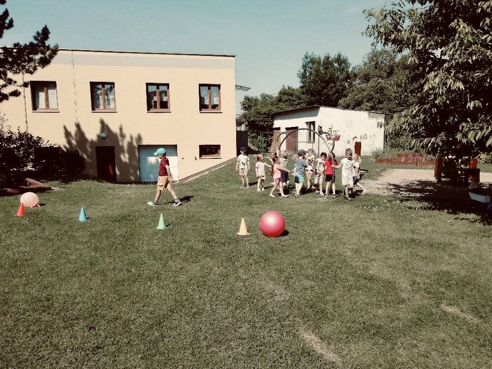 Po celý školní rok děti s nadšením plnily zábavné pohybové úkoly, rozvíjely svou obratnost, sílu, koordinaci i rovnováhu a hlavně si užívaly radost z pohybu. Každá aktivita byla pro děti dalším dobrodružstvím, při kterém získávaly nové dovednosti a posilovaly zdravé pohybové návyky. Jsme rádi, že se naše mateřská škola mohla do tohoto krásného projektu opět zapojit. Děkujeme všem dětem za jejich nadšení a šikovnost – byly opravdu skvělé! ❤️👏🏼