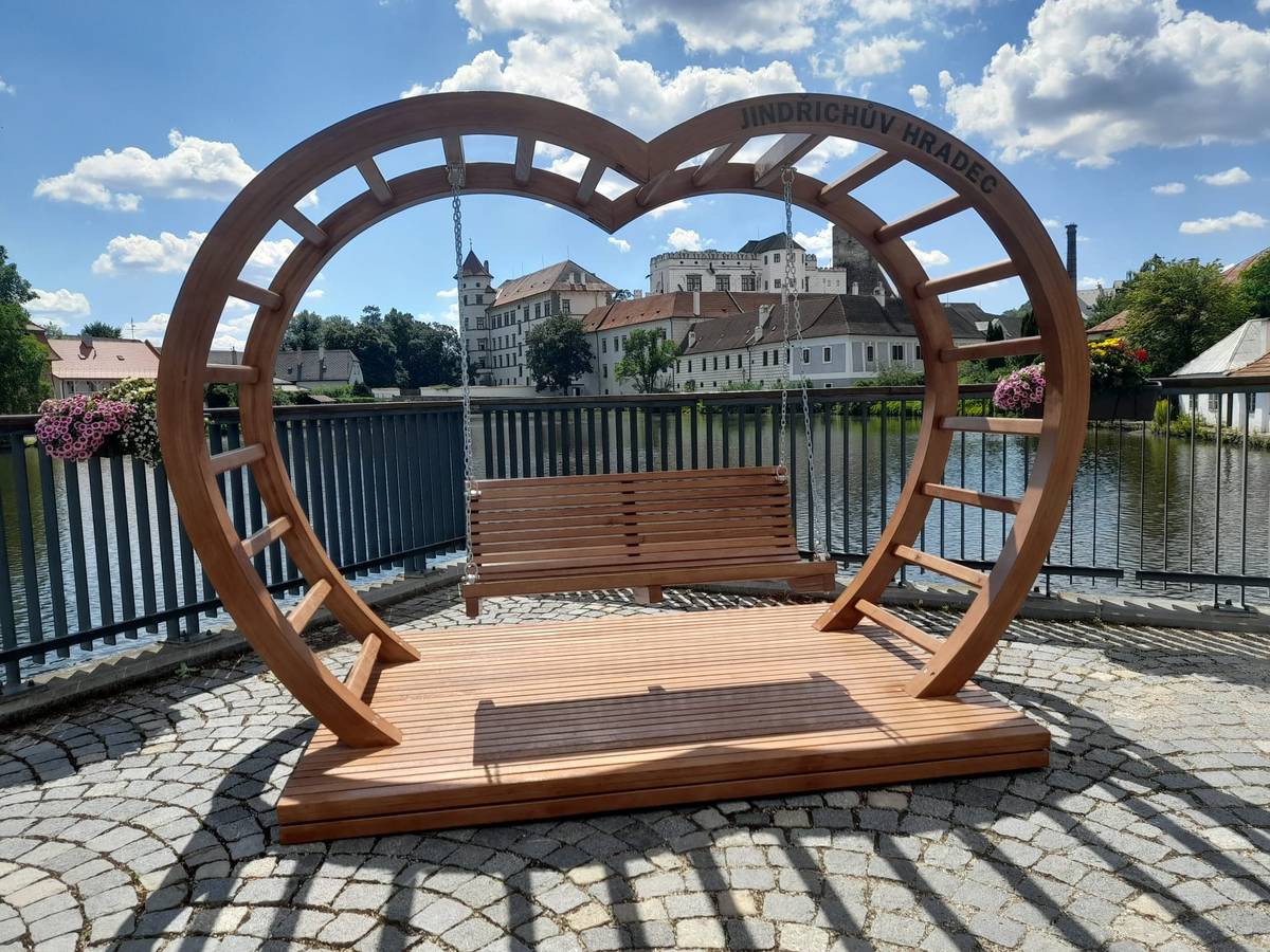 Nábřeží Ladislava Stehny nabízí nový důvod, proč se na chvíli zastavit. Přibyly zde dvě originální dubové LOVEčky – designové lavičky z masivního dubového dřeva, které spojují poctivé řemeslné zpracování s nadčasovým vzhledem. Nabídnou příjemné místo k odpočinku, setkávání i chvíle strávené v jednom z nejkrásnějších zákoutí Jindřichova Hradce. Za nápadem na jejich umístění stojí místostarosta Radim Staněk, který se zároveň postaral o realizaci celého projektu.