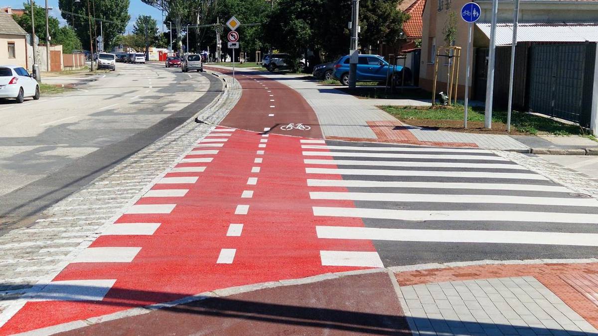 Mesto Piešťany v uplynulých dňoch zaznamenalo viacero otázok obyvateľov týkajúcich sa prednosti v jazde na novej cyklotrase Pod Párovcami v lokalitách ulíc Sv. Cyrila a Metoda a Ivana Stodolu.