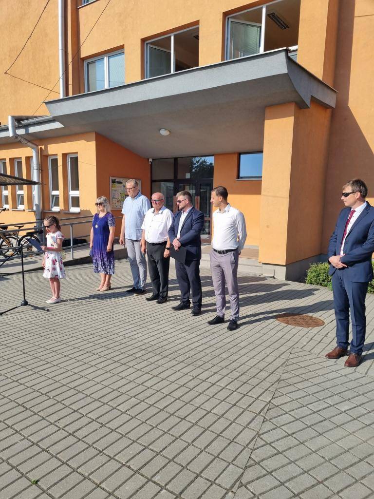 Dnes 30. júna 2026 odzvonil zvonec a školskému roku 2025/2026 je koniec. Na školskom areáli deťom i personálu školy zaželali pohodové prázdniny predstavitelia obce a obecného úradu, riaditeľ školy, či predsedníčka rodičovského združenia.