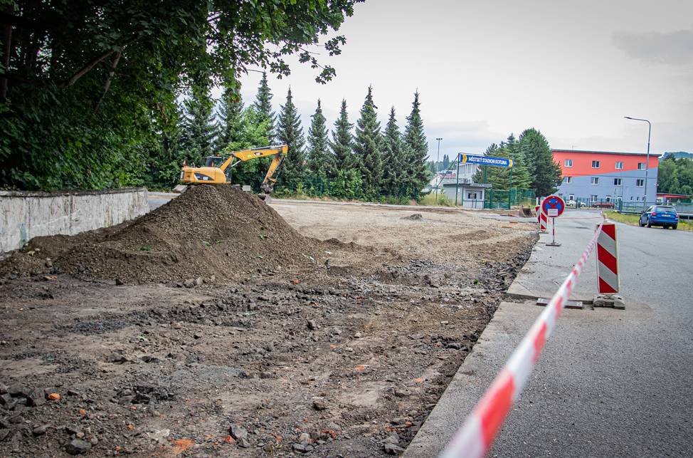 Město zahájilo práce na komunikacích a zpevněných plochách. Stavební technika je k vidění v areálu nemocnice, u fotbalového stadionu i v několika dalších ulicích.