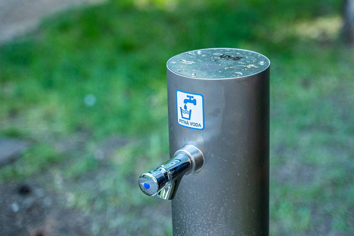 V súvislosti s aktuálnymi horúčavami pripomíname, že v meste máme viacero možností, kde sa môžu obyvatelia aj návštevníci osviežiť a doplniť si pitný režim. 💧       V meste máme k dispozícii pitnú vodu z verejných fontán:       💧 dve fontány sa nachádzajú pri Starej radnici na pešej zóne,   💧 dve fontány pri dolnom kostole na pešej zóne,   💧 jedna fontána je v predparku pri Prešiaroch,   💧 jedna fontána je pri vstupe do Zámockého parku.       Kvalita vody je pravidelne monitorovaná spoločnosťou BVS.