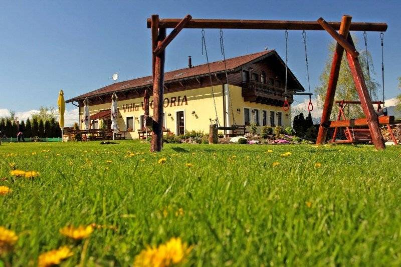 Vážený občania a návštevníci, reštaurácia v penzióne Villa Victoria je už otvorená a teší sa na návštevu hostí aj širokej verejnosti. Navštíviť ju môžete denne on Júla do konca Augusta.