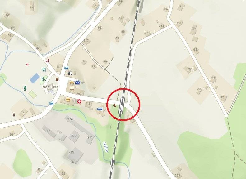 Dobrý den, obci se podařilo vysoutěžit dodavatele, který bude provádět odvodnění pod viaduktem.  Stavební práce by měly být zahájeny po 20. 7. 2026 a dokončeny 10/2026. Příští týden budeme jednat s dozorem stavby a se zhotovitelem, kde upřesníme rozsah prací a plné uzavírky.  Jelikož se jedná o frekventovanou komunikaci s jediným příjezdem do lokalit Máslák a Na Pilách, žádám Vás, abyste sledovali Munipolis, stáhli si aplikaci, přihlásili se k odběru zpráv apod.. Tento kanál bude hlavním informačním kanálem ohledně průběhu stavby a uzavírek. Nebude to jednoduché, tak Vám již nyní děkuji za pochopení a spolupráci. Kdo zvládl Humanizaci, zvládne vše! Jana Šťastná