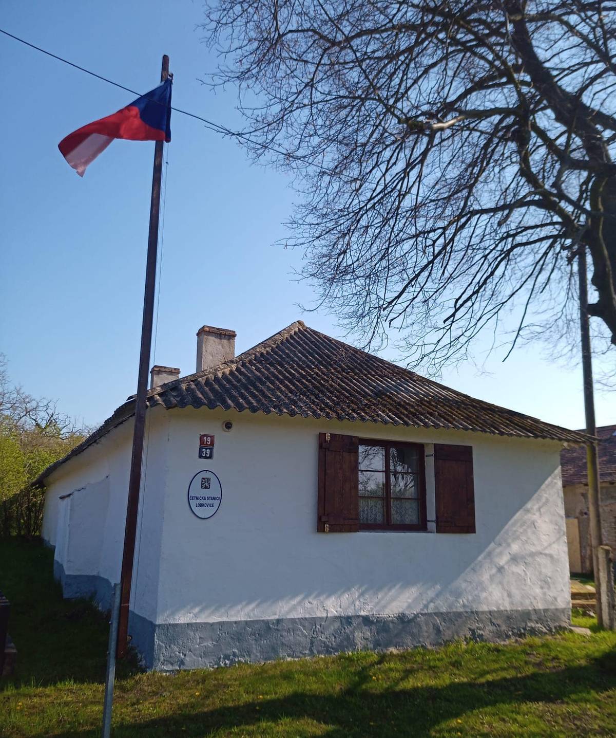 Poznejte svět četníků v Lobkovicích všemi smysly! Nabízíme mnohem víc než jen pohled do vitrín. Čekají na vás autentické exkurze, které vás vrátí v čase, a bohatý doprovodný program, ze kterého si vybere každý. Od napínavých bojových ukázek a historických scének až po divadlo s vůní první republiky – u nás historie doslova ožívá před vašima očima. Přijďte si užít den plný dobové atmosféry, akce a dobré zábavy. Těšíme se na vaši návštěvu!