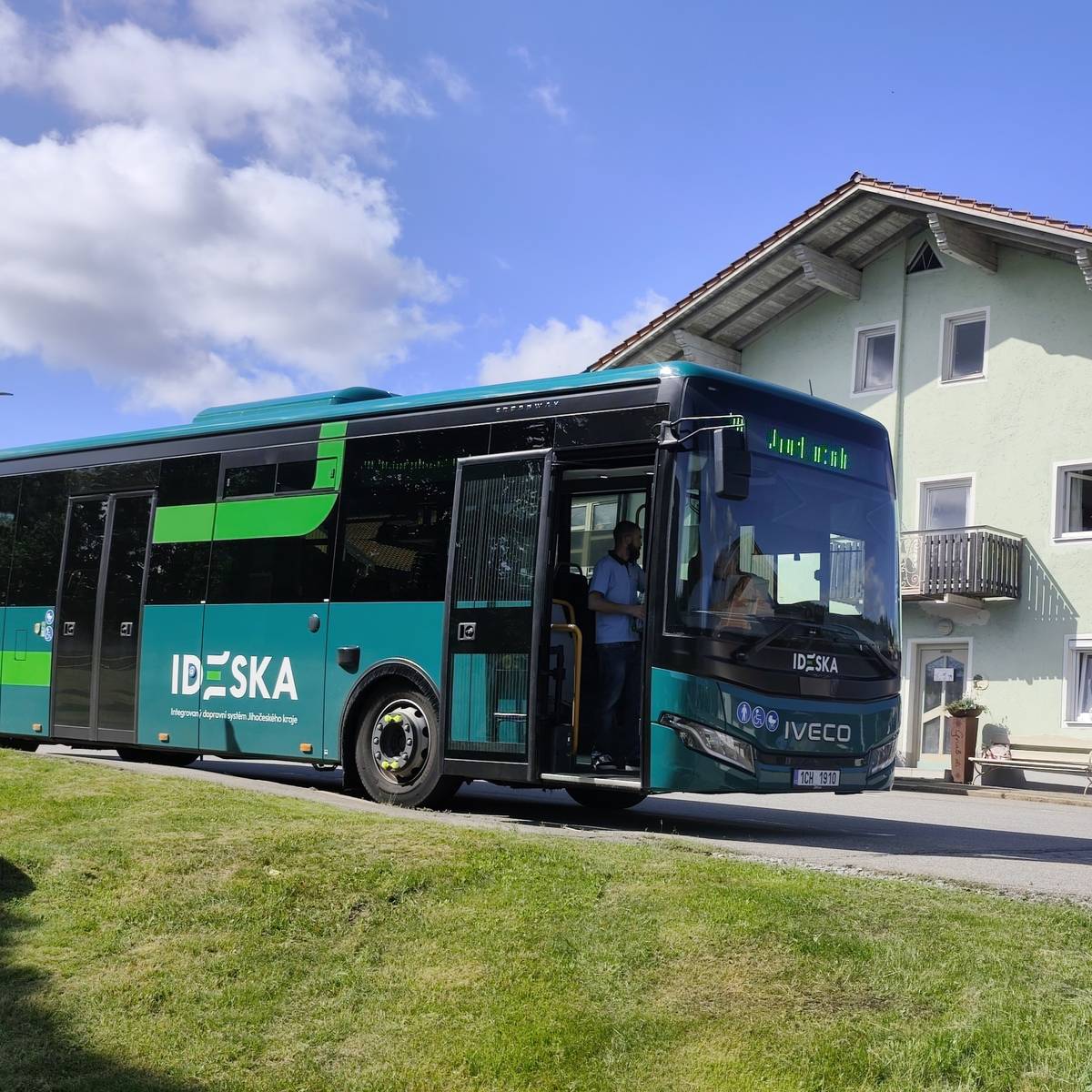 V pátek 3. července byl slavnostně zahájen provoz přeshraniční autobusové linky 488 Vimperk-Philippsreut, která je součástí systémů integrované dopravy v německo-české pohraničí www.regionale-mobilitaet.de a IDESKA. V provozu bude o víkendech a státních svátcích až do 11. října, z autobusového nádraží ve Vimperku bude vyjíždět v 8:40, v 11:10 a v 16:25. Umožňuje přepravu jizdních kol, ve Philippsreutu je nabíjecí stanice pro elektrokola. Navazují na ni bavorské linky 605 a 606. Je jednou z více než 20 linek, které přes léto propojí oblíbené turistické oblasti i dosud méně dostupné kouty Jihočeského kraje (a příhraničí).  Více o LETNÍCH LINKÁCH zde www.ideska.info/volny-cas/letni-linky