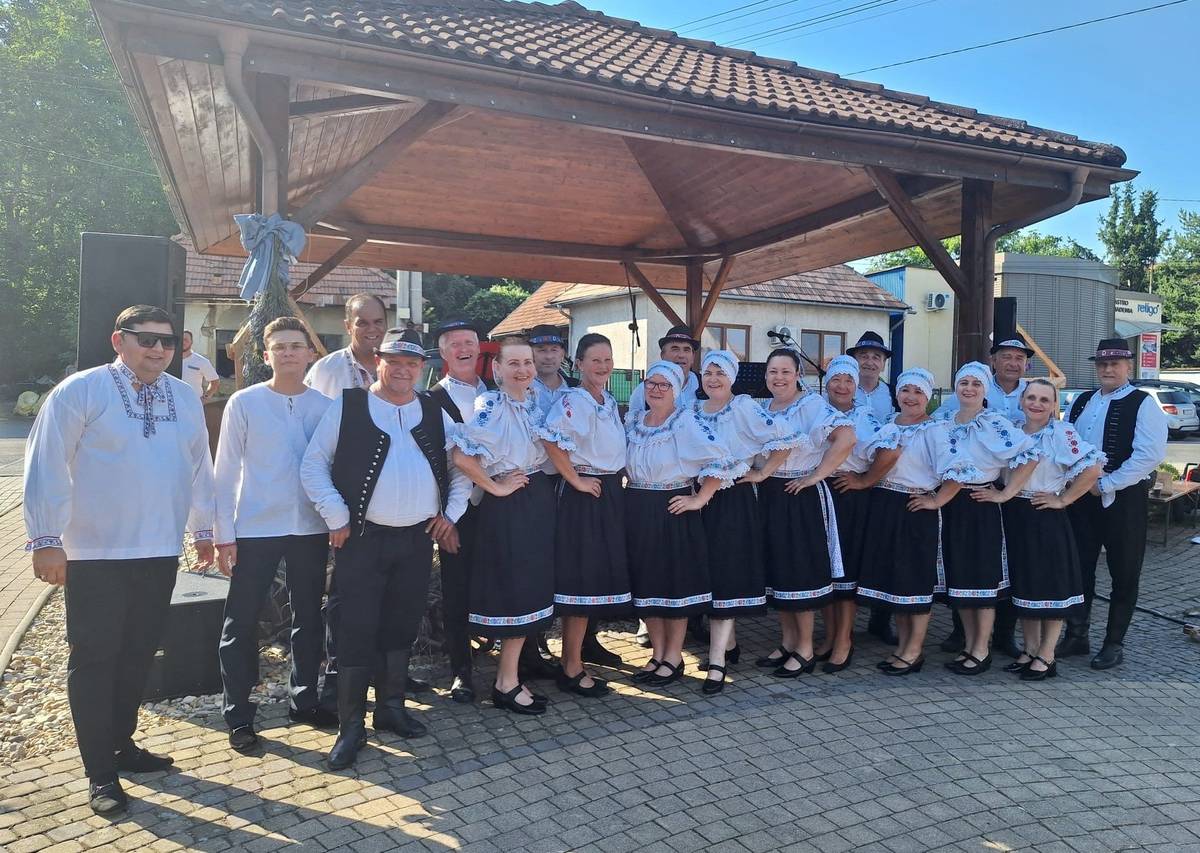 Svätojánske oslavy oddávna sprevádzajú spevy, tance, hudba a zapaľovanie vatier. V duchu ľudových tradícií prispel náš klub svojím vystúpením k programu Magickej Jánskej noci v Opatovciach nad Nitrou. Napriek extrémnym horúčavám sme divákom predstavili mestecké piesne a tance, ako aj temperamentné pásmo cigánskych tancov a piesní. Vysoké teploty preverili výdrž všetkých účinkujúcich, ktorí do svojho vystúpenia vložili veľa energie a nadšenia. Odmenou nám bol srdečný potlesk publika i osobné poďakovanie predstaviteľov obce, ktoré boli pre nás krásnym prejavom uznania a povzbudením do ďalšej činnosti. E. Slamková