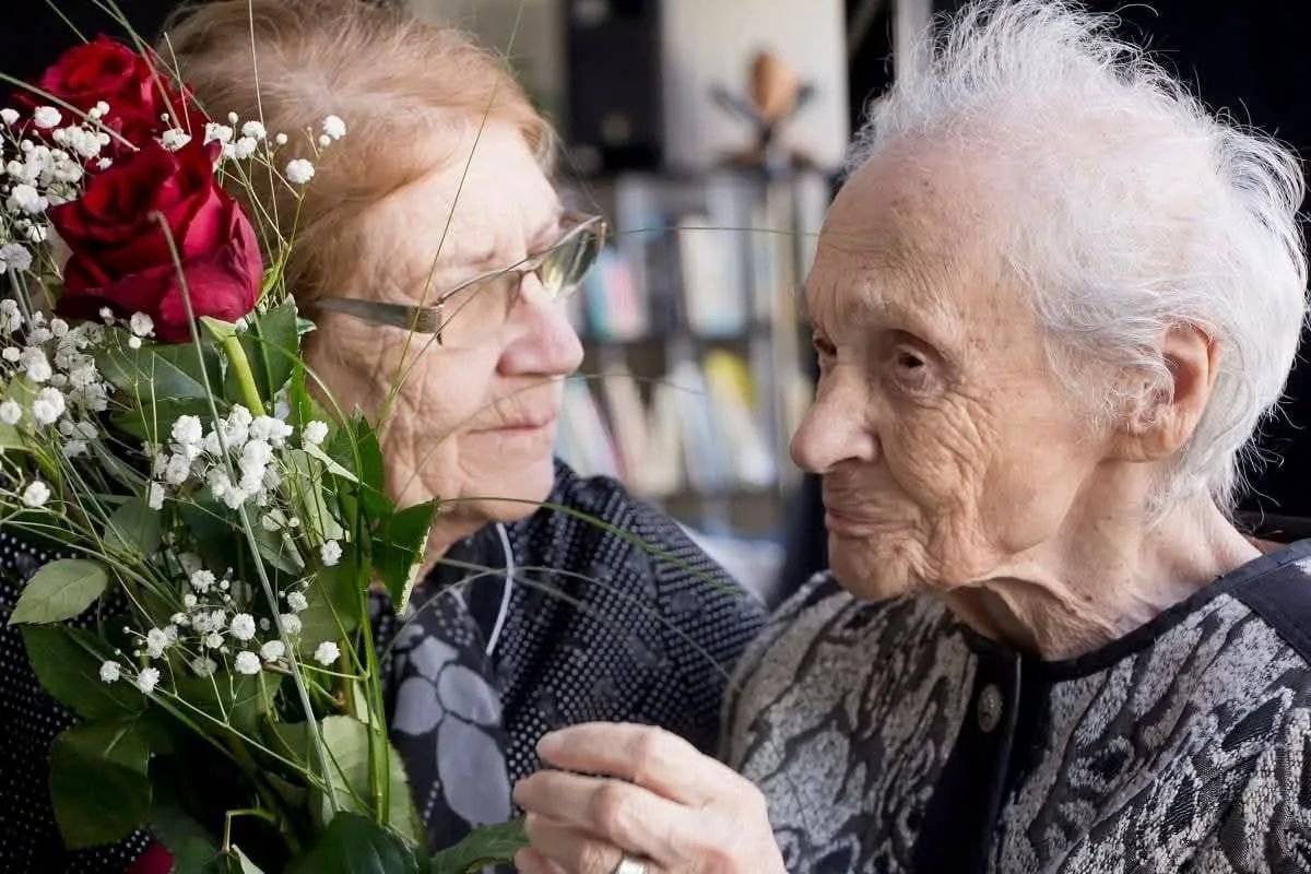 Zomrela Edita Šalamonová (†102). Bola jednou z posledných Sloveniek, ktorá prežila hrôzy koncentračných táborov.  Rodáčka zo Zemplína, ktorá prišla na svet 4. decembra 1923, si prešla skutočným peklom na zemi. Počas druhej svetovej vojny prežila tri rôzne koncentračné tábory. Vo veku nedožitých 103 rokov navždy odišla Edita Šalamonová, jedna z posledných žijúcich pamätníčok na našom území, ktoré na vlastnej koži okúsili neľudské útrapy nacistických vyhladzovacích táborov. Edita Šalamonová bola spojená s obcou Nižný Hrušov prostredníctvom svojho otca, ktorý sa narodil v našej obci. Syn Edity Šalamónovej sa v minulosti zúčastnil folklórnych slávností v našej obci. Česť jej pamiatke.