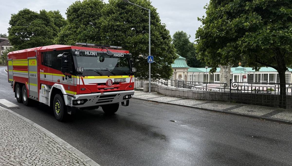 Včerejší den se významně zapíše do historie naší obce i hasičského sboru. Do garáže naší jednotky sboru dobrovolných hasičů oficiálně dorazila zbrusu nová cisternová automobilová stříkačka CAS 30 na podvozku TATRA 815-7 6x6. Pro naši jednotku je to obrovský skok dopředu. Tato moderní technika zajistí ještě rychlejší a efektivnější pomoc při požárech, živelních pohromách i technických haváriích. Nový vůz výrazně zvýší bezpečnost nejen našich obyvatel a lázeňských hostů, ale i celého okolního regionu. Pořízení takto moderního zásahového vozidla je pro rozpočet obce obrovským soustem, konkrétně se bavíme o celkové částce 10.848.106,- Kč. Velké poděkování proto patří zejména Ministerstvu vnitra - GŘ HZS ČR, Libereckému kraji, společnosti LÁZNĚ LIBVERDA, a.s., kteří tento náročný projekt pomohli finančně dotáhnout do úspěšného konce. Bez vaší podpory by nová Tatra v naší zbrojnici nestála. Děkujeme!  Našim hasičům přejeme, aby jim nová technika spolehlivě sloužila, a především – aby se z každého výjezdu vrátili domů v pořádku a bez zranění.   Chceme tento milník oslavit společně s vámi všemi! Vedení obce a JSDH Lázně Libverda vás srdečně zvou na slavnostní předání a žehnání nové Tatry, které proběhne v sobotu 18. července 2026. Přijďte si novou chloubu našich hasičů prohlédnout zblízka. Podrobný program včas zveřejníme.