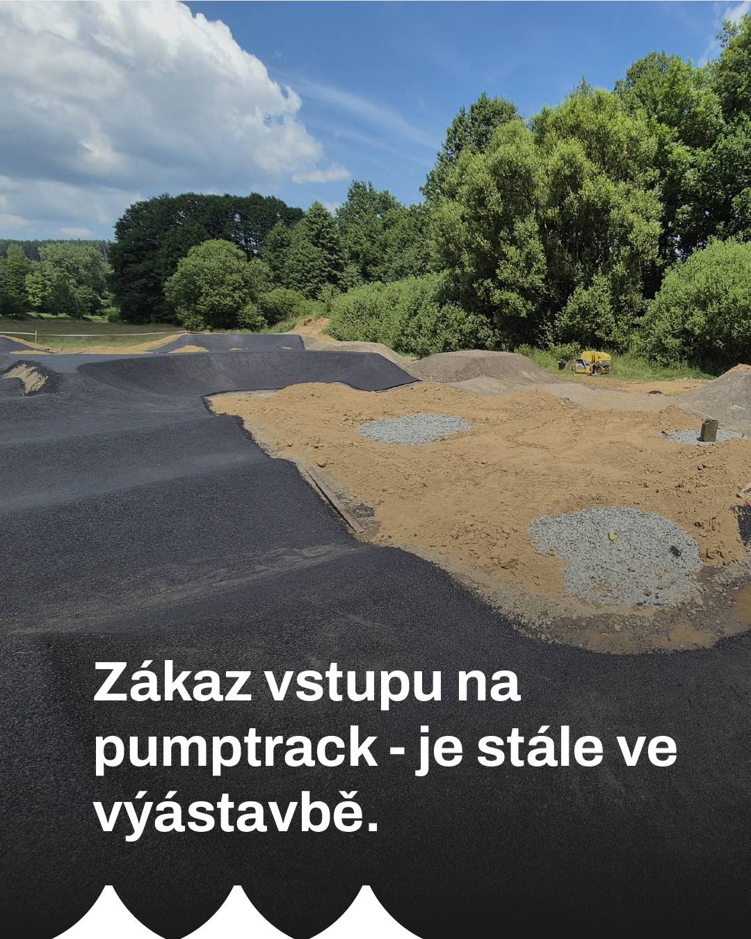 Pod sjezdovkou Vysoká se již rýsuje pumptrack, který by měl být během prázdnin otevřen veřejnosti.       ‼️Stále je však ve výstavbě a platí zde zákaz vstupu.‼️       Prosíme o trpělivost, respektujte zákaz vstupu a nejezděte zde.   Je to nebezpečné jak pro vás, tak i pro samotné úspěšné dokončení.       Vydržte to, ať si ho můžeme plně užít, až bude 100% připraven.   Řekněte to prosím i svým dětem, ať si zde neublíží 😉       Děkujeme!
