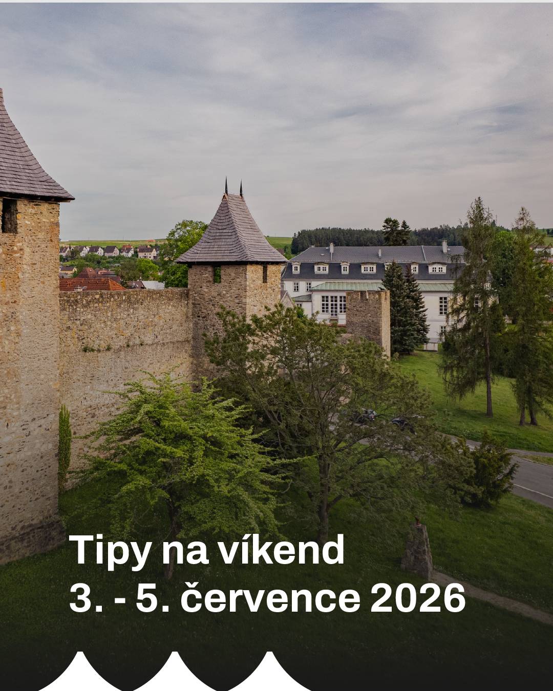 Přinášíme vám tipy na následující víkend, kdy nevíme o žádných plánovaných akcích, ale i tak můžete víkend v Tachově prožít aktivně: Pátek 3. července – neděle 5. července Osvěžení na městském koupališti Slunečné letní dny přímo vybízejí k relaxaci u vody. Městské koupaliště v Tachově je pro vás otevřené po celý víkend. Čeká na vás velký plavecký bazén, dětské brouzdaliště, skluzavky i sportovní vyžití v podobě plážového volejbalu. Ideální místo pro rodinné odpoledne i zasloužený odpočinek. Otevřeno 09.00 – 20.00 hodin. Jízdárna Světce Druhá největší jízdárna ve střední Evropě vás ohromí svou monumentalitou a jedinečnou architekturou. Vyrazte na komentovanou prohlídku a nechte se přenést do dob knížecího rodu Windischgrätzů. Prohlídky začínají vždy v 10.00, 11.00, 12.00, 13.00, 14.00, 15.00 a 16.00 hodin. Jízdárna je také skvělým místem ke schlazení. Tachovský zámek Navštivte dominantu centra města, která nabízí pohled do své bohaté historie. Prohlídkový okruh vás provede zrekonstruovanými zámeckými interiéry a seznámí vás s osudy tohoto významného sídla. Otevřeno je od 10.00 do 17. hod. (poslední prohlídka začíná v 16.00 hod.) Můžete navštívit i připravené výstavy: Móda v době Windischgrätzů návštěvníkům představuje jedinečné originální sbírkové předměty, které dokumentují módu a doplňky 19. století. Expozice nabízí pohled na promyšlené vrstvy elegance, tichou řeč doplňků a krásu v detailu z dob největšího rozkvětu rodu Windischgrätzů, kdy oděv nebyl pouze estetickým prvkem, ale i jasným společenským vyjádřením. Vstupné 50 Kč. Výstava Modely hradů a zámků představuje precizní papírové modely hradů a zámků, které vznikly pod rukama Ivana Zadražila a jeho kolektivu z Pelhřimova. K vidění jsou navíc také papírové modely hasičských aut nebo vláčků. Tato výstava potrvá až do 31. října a vstup na ni je zdarma. Muzeum Českého lesa Muzeum Českého lesa v Tachově (v prostorách bývalého františkánského kláštera) nabízí kromě stálých expozic, které mapují přírodu a historii našeho regionu také aktuální sezónní výstavy. Skvělý tip na program, pokud byste se chtěli na chvíli schovat do chladivých historických zdí. Navštivte výstavu Seva pohádka, která vás svými modely s motivy českých i zahraničních pohádek přenese do dětství. Součástí je i dětská herna. Na velkoplošných fotografiích a vybraných artefaktech si můžete připomenout historii plzeňské ZOO. Výstava 100 let ZOO Plzeň vám tak ukáže tajemství tohoto areálu. Výhledy z hradebních bašt Zpříjemněte si procházku historickým centrem města. Nejen během víkendu budou pro veřejnost otevřeny středověké hradební bašty, které jsou součástí našeho unikátního, dochovaného městského opevnění. Nahlédněte do nitra těchto historických obranných věží a užijte si netradiční pohled na Tachov.