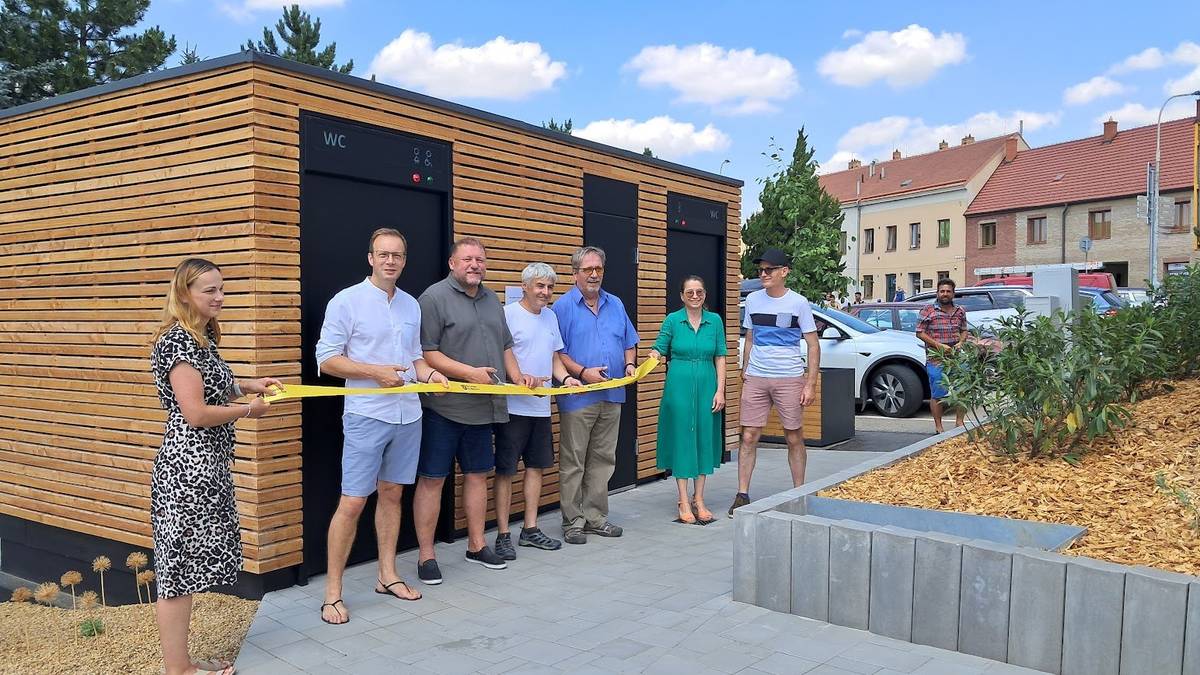 Máme skvělou zprávu pro všechny obyvatele i návštěvníky Moravských Budějovic. V centru města jsme úspěšně uvedli do provozu nové, moderní veřejné WC. 10 Kč zaplatíte hotově, nebo pohodlně kartou.  Najdete ho na strategickém místě na parkovišti u OD Billa, tedy coby kamenem dohodil od historického centra. Ať vám dobře slouží!