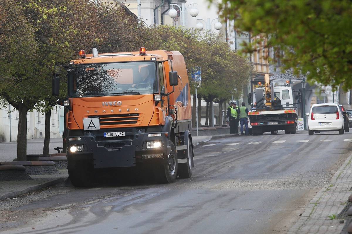 Od 1. července probíhá v ulici Žižkova výstavba horkovodu, která s sebou přinesla dopravní omezení. Z tohoto důvodu neproběhne blokové čištění ulic v termínu 8.–9. 7. v ulicích Pražská, Sládkova, Žižkova, Dvořákova, Fügnerova, Rooseveltova a Veitova. Lidé tak mohou v těchto ulicích normálně parkovat.