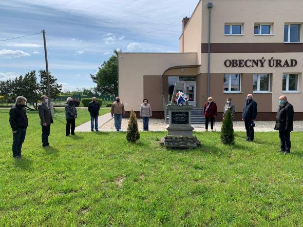 Obecný úrad v spolupráci so ZO SZPB si spoločne pripomenuli na pietnom akte ukončenie druhej svetovej vojny a 75. výročie víťazstva nad fašizmom.