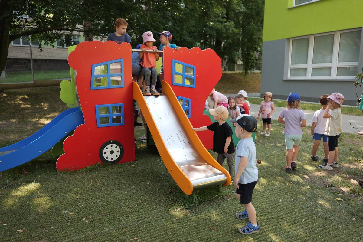 Děti z mateřské školy Předškolní ve Výškovicích i malí sportovci z okolí Proskovické ulice mají hned dvě nová místa pro hru a pohyb venku. Díky participativnímu rozpočtu se v úterý 30. června 2026 slavnostně otevřela hřiště ve školce a u nedaleké Proskovické ulice. Autorkou obou návrhů je Vendula Möllerová, babička, jejíž vnoučata tuto mateřskou školu navštěvují. „Původně zahrada žádné herní prvky pro nejmenší neměla. A protože už tu bylo dopravní hřiště, nové prvky jako hasiči nebo policie ho tematicky doplnily,“ vysvětluje autorka projektu. Na zahradě přibylo celkem sedm moderních herních prvků v jednotném designu a tematických blocích. Nové vybavení ocení zejména třída nejmladších dvouletých dětí této školky. Druhým dokončeným projektem je sportovní hřiště Podlesí u Proskovické ulice, určené dětem do šesti let. Hřiště je navrženo tak, aby si i ti nejmenší mohli bezpečně vyzkoušet různé míčové sporty. Instalovány jsou zde malé fotbalové branky, nízké basketbalové koše, prohazovadla na míče i herní prvky přímo na povrchu sportoviště. Název projektu „Aby míč neutekl na cestu“ vystihuje jeho hlavní myšlenku, a to vytvořit bezpečný prostor pro pohyb a sportování nejmenších dětí. Obě nová hřiště budou přístupná také veřejnosti.