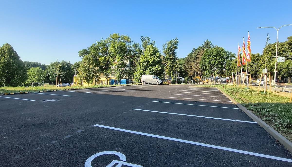 Ve středu odpoledne bratři Kobrnovi rozmontovali oplocení parkoviště u Normy a od toho okamžiku se tu dá zaparkovat. A dá se pohodlně a civilizovane s nákupním vozíkem dojet až ke kufru auta a pak zase odvézt vozíček zpátky. Hotovo ale úplně není, ještě se bude dodělávat chodník u vstupu do obchodu a další drobná bižuterie u přechodů pro chodce u lékarny. A pak je potřeba dokončit administrativu, stavitel musí předat správcům kanalizaci a vozovku. Proto rada původní termín dokončení z 30. 6. posunula na 15. 7. To hlavní, totiž parkoviště, už ale funguje. Martin Mach, radní