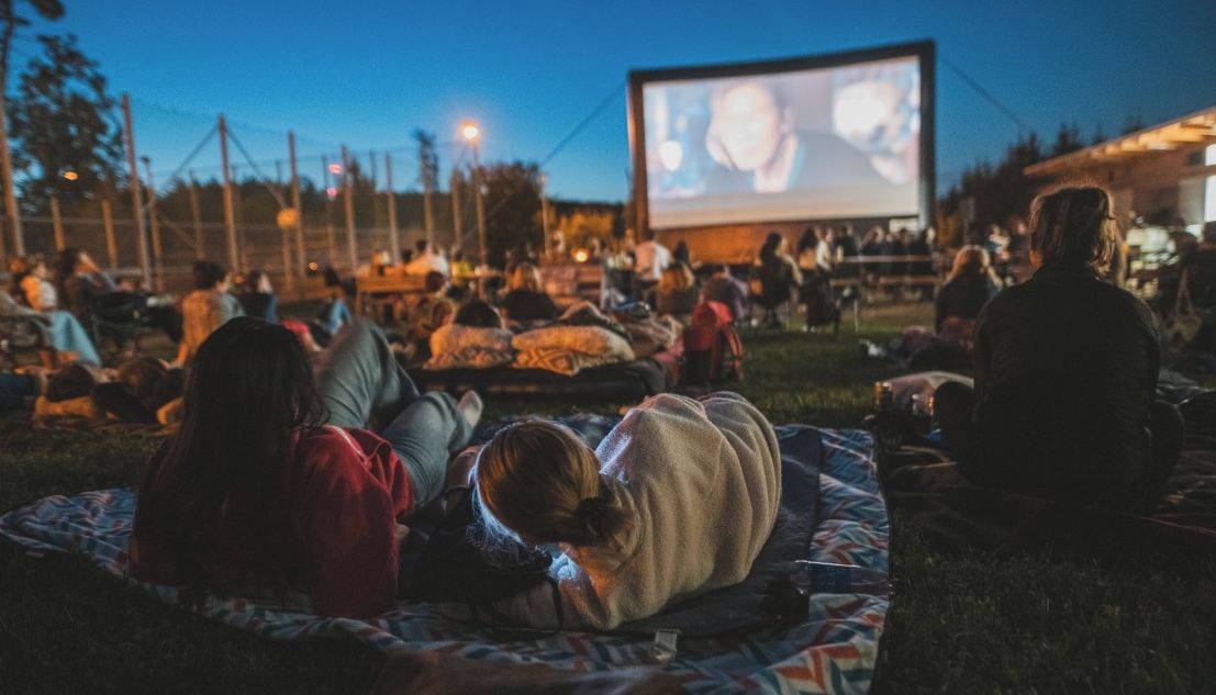 Zlín - Zlín si i letos užije léto plné filmových zážitků pod širým nebem. Od pátku 3. července do soboty 29. srpna se uskuteční jubilejní 10. ročník Zlínského filmového léta, které patří mezi nejoblíbenější letní akce pořádané městem Zlínem. Diváci se mohou těšit na celkem čtrnáct večerů promítání na šesti různých místech napříč městem. A co je nejlepší? Vstup na všechna představení je tradičně zdarma.