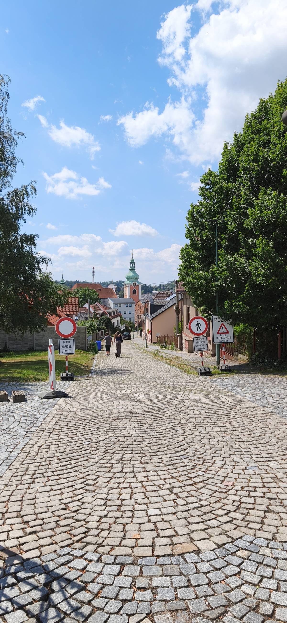 Dne 1.7.2026 bylo předáno staveniště zhotoviteli Dlažba Vysoké Mýto s.r.o. V prvních dnech bude probíhat příprava staveniště a vytyčení inženýrských sítí. Následovat bude postupné sejmutí vozovkové vrstvy od ul. Boženy Němcové a začnou práce na výměně vodovodu a kanalizace. Nutný příjezd k nemovitostem bude prozatím umožněn ze směru od hřbitova po dohodě se stavbyvedoucím. Budoucí možnost příjezdu k jednotlivým nemovitostem bude závislá na postupu prací. V případě dotazů na postup prací se prosím obracejte na stavbyvedoucího Jana Hasenöhrla, tel.: 725 178 091 nebo na vedoucího odboru rozvoje Pavla Matysku, tel.: 731 449 582. Parkování po dobu stavby bude možné podél hřbitovní zdi vlevo i vpravo od hlavního vstupu, v ul. Lánská směrem ke smuteční síni, na parkovišti u divadla J. K. Tyla nebo naproti hotelu Černý kůň. V termínech pravidelného svozu odpadů prosíme o přistavení popelnic na nejbližší možné místo, kam zajede svozový vůz – ul. Boženy Němcové nebo prostor před vstupem na hřbitov. V případě potřeby pomoci s odvozem popelnice se můžete obrátit na pracovníky stavby.  Předem děkujeme za spolupráci a pochopení při omezeních způsobených stavbou. Buďte na sebe opatrní a dbejte prosím pokynů stavby.
