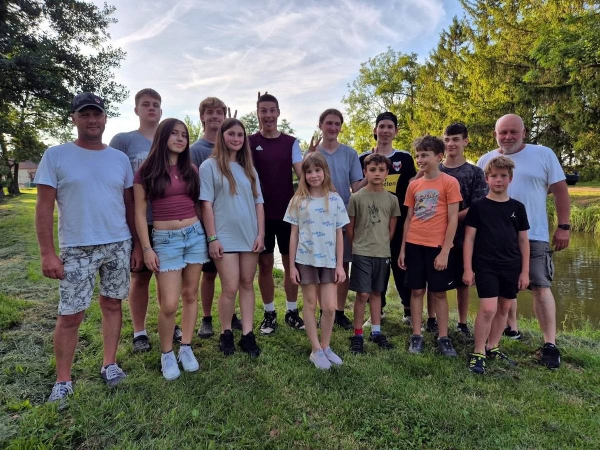Každý sudý čtvrtek probíhá na rybářské chatě v Pátku rybářský kroužek, ve kterém je aktuálně registrováno 16 aktivních členů, pravidelně ale chodí 12 dětí. Poslední setkání před letní přestávkou proběhlo 18. června 2026, během prázdnin se rybářský kroužek nekoná. Další schůzka se uskuteční 3. a 17. září 2026, včetně možnosti se do kroužku aktivně připojit. Děti se zde seznamují se způsoby lovu ryb, učí se znalostem o rybářském hospodářství, poznávají odlišnosti jednotlivých druhů ryb 🐟 a spousty dalšího. Zájemci o rybářský kroužek můžou kontaktovat jeho vedoucí (kontakty jsou uvedeny na www.rybaripatek.cz), nebo rovnou přijít na schůzky kroužku se zákonným zástupcem. Ticho a relax u vody... co víc si přát? 😎
