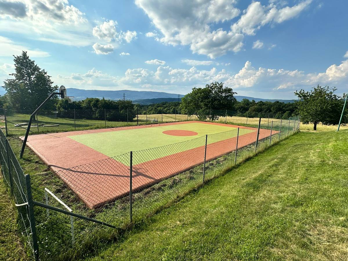 Ve dvou čtvrtích centrálního obvodu byla dokončena pryžová hřiště, která byla položena na stávající asfaltové plochy. Jedná se o sportoviště v Hostovicích a v ulici Vinařská.