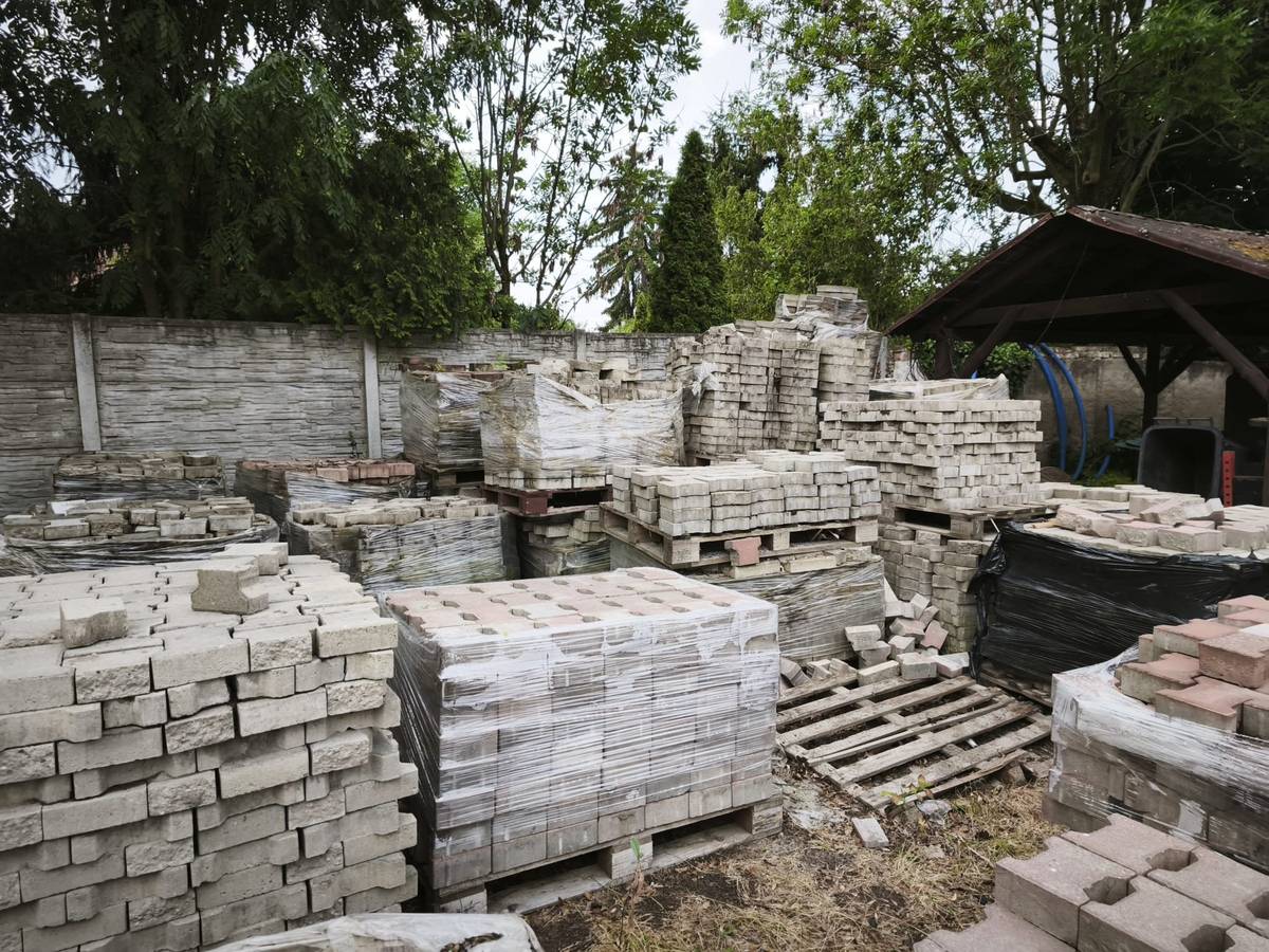 Vážení spoluobčané,  od 7.7.2026 do 31.7.2026 nabízíme k odvozu starou zámkovou dlažbu ze zahrady OÚ. Nabídka dlažby je určena výhradně pro soukromé účely občanům s trvalým pobytem v obci Skorkov, Podbrahy a Otradovice. Není určeno k dalšímu prodeji či komerčnímu využití.   Odvoz materiálu je možný pouze po předchozí telefonické nebo osobní domluvě a do vyčerpání zásob.  V případě zájmu kontaktujte následující pověřené osoby: Robert Skalický, tel.: 606 085 624 Tomáš Mňuk, tel.: 722 243 412  Obecní úřad Skorkov