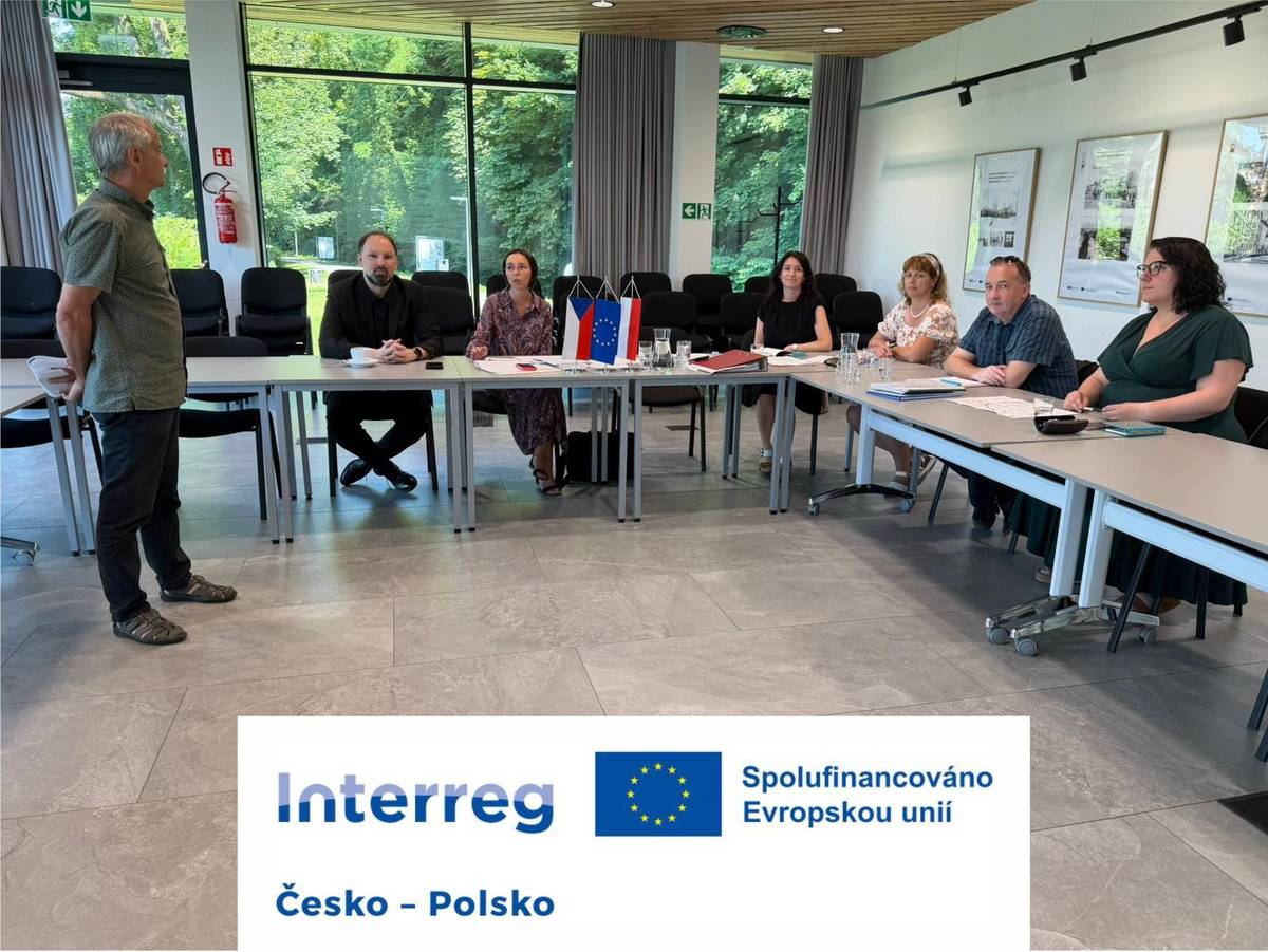 🤝 Máme obrovskou radost, protože náš společný česko-polský projekt „DOTKNI SE TĚŠÍNA - DOTKNIJ CIESZYNA“ získal dotaci z Evropského fondu pro regionální rozvoj! V souvislosti s tímto úspěchem se ve středu 24. června sešel náš přeshraniční realizační tým, abychom zhodnotili úspěšnou úvodní přípravu, doladili plány a rozdělili si úkoly na nejbližší měsíce.   A na co se můžete těšit?  🗺️🔍🏤 V rámci projektu "DOTKNI SE TĚŠÍNA - DOTKNIJ CIESZYNA" vznikne unikátní přeshraniční turistická stezka, která propojí 16 modernistických budov na obou březích Olše. Celý projekt je navíc speciálně navržen tak, aby krásu meziválečné architektury zprostředkoval i nevidomým a slabozrakým spoluobčanům. Každé zastavení bude vybaveno popisem v Braillově písmu a hmatovým reliéfem budov. Vůbec největším lákadlem ale bude velká hmatová maketa historických částí obou měst, která nejen lidem se zrakovým postižením pomůže získat dokonalou prostorovou představu o celém území. K tomuto příspěvku vám rovnou přikládáme první vizualizaci této makety i s vyznačeným místem, kde bude v budoucnu umístěna.   To ale zdaleka není všechno! 💻 Těšit se můžete na nový multimediální web plný příběhů slavných těšínských osobností, které působily na území Českého Těšína a Cieszyna, a které ovlivnily jejich rozvoj v meziválečném období. Jsou jimi - architekt A. Wiedermann, módní návrhářka N. Górniak, fotograf T. Kubisz, hoteliérka R. Wiesner, stavitel E. Fulda a malířka I. Münzberg. Webové stránky budou splňovat požadavky definované metodikou WCAG (mj. přístupnost pro slabozraké uživatele). 🎬 Dále vznikne speciální animovaný film ve 3 jazykových verzích (polština, čeština, angličtina), kde budou animace přizpůsobené lidem se zrakovým postižením, 🗺️ trojjazyčné brožury s mapou a těšit se můžete také na tři komentované prohlídky s odbornými průvodci. 🚶♀️➡️👨🦯➡️ 📆 Realizace tohoto rozsáhlého záměru je naplánována v období od 1. ledna 2026 do 31. prosince 2027. 💶 Celkové náklady společného projektu dosahují výše 304 890,52 EUR, z čehož příspěvek z Evropského fondu pro regionální rozvoj činí 243 812,40 EUR. 🇨🇿 Pro město Český Těšín jako vedoucího partnera představují celkové náklady částku 247 733,86 EUR. Evropská dotace pro Český Těšín činí 198 187,08 EUR, státní rozpočet České republiky přispěje částkou 12 386,69 EUR a přímý podíl z rozpočtu města Český Těšín je vyčíslen na 37 160,09 EUR. 🇵🇱 Partnerské město Cieszyn se na projektu podílí celkovými náklady ve výši 57 156,66 EUR, kdy evropská dotace pokrývá 45 725,32 EUR a z vlastního rozpočtu polské město uvolní 11 431,34 EUR.  💛 Máme před sebou spoustu práce a moc se těšíme, až vás po nové stezce provedeme!   ℹ️ Pro více informací můžete navštívit webovou stránku města.  „Spolufinancováno z Evropského fondu pro regionální rozvoj, projekt DOTKNI SE TĚŠÍNA, reg. č. projektu CZ.11.02.01/00/24_014/0000189“