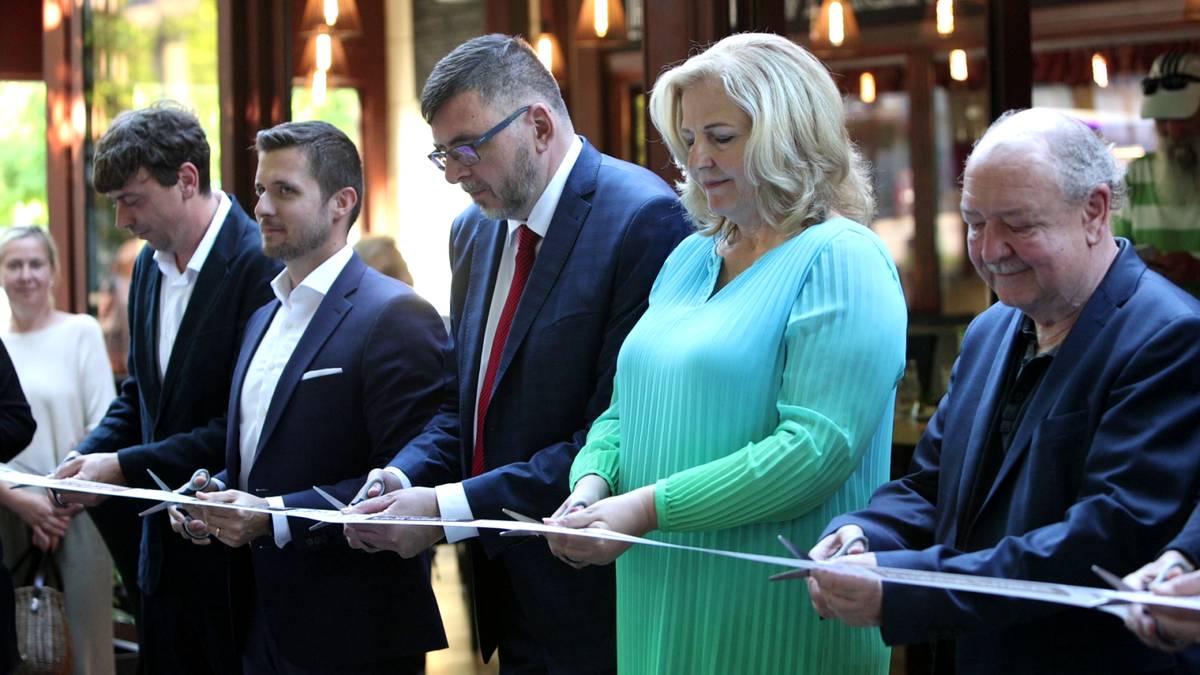 Príjemný letný večer, výnimočná atmosféra, zaujímaví hostia a množstvo inšpiratívnych stretnutí. Tak by sa dalo charakterizovať slávnostné otvorenie nového kultúrno-spoločenského centra Na Korze v Trenčianskych Tepliciach. Nové priestory privítali významné osobnosti kultúrneho, spoločenského i verejného života. Medzi hosťami nechýbali spisovateľ a básnik Daniel Hevier, herec René Štúr, olympijský víťaz Matej Tóth, štátny tajomník Ministerstva školstva Ján Hrinko, predseda ZMOS Jozef Božik, režisér Peter Hledík či generálny tajomník spoločnosti Kúpele Trenčianske Teplice Michal Vojtáš. Ich účasť ukázala, že Trenčianske Teplice sú miestom, kde sa prirodzene stretávajú ľudia z rôznych oblastí života a vznikajú nové partnerstvá, spolupráce i zaujímavé projekty. Otvorenie centra Na Korze zároveň poukázalo na význam spolupráce medzi samosprávou, podnikateľským sektorom a kultúrnymi inštitúciami. Rozvoj mesta totiž nestojí len na aktivitách samosprávy, ale aj na iniciatíve podnikateľov, ktorí investujú do skvalitňovania služieb, verejných priestorov a vytvárania nových príležitostí pre spoločenský a kultúrny život. Nová terasa a priestory centra Na Korze sú príkladom toho, ako môže súkromná investícia prispieť k atraktívnejšiemu vzhľadu centra mesta a zároveň vytvoriť príjemné miesto pre obyvateľov i návštevníkov. Práve takéto projekty pomáhajú budovať moderné, živé a vyhľadávané kúpeľné mesto. Dôležitým predpokladom ďalšieho rozvoja Trenčianskych Teplíc je vzájomná podpora a spoločná vízia všetkých partnerov, ktorým záleží na budúcnosti mesta. Vďaka dobrej spolupráci vzniká priestor pre nové nápady, kultúrne podujatia a kvalitný spoločenský život. Slávnostný večer v centre Na Korze bol dôkazom, že keď sa spoja ľudia s rovnakým cieľom, vznikajú hodnotné a zmysluplné projekty.