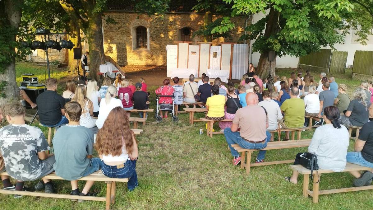 V pondělí 29. června zahrál DS Komenský divadelní hru na open-air scéně v parku u Hlásky.