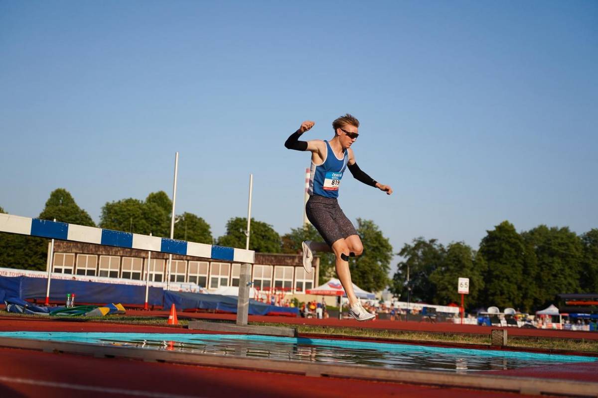 Tropický víkend 27.-28.6. rozhodně nebyl pro sportovce ideální. V Olomouci, kde se Gigant, tedy MČR dorostu a juniorů v atletice konal, dosahovaly teploty na ploše stadionu vysoko přes 40 stupňů. Každý se s nimi vyrovnával jinak.