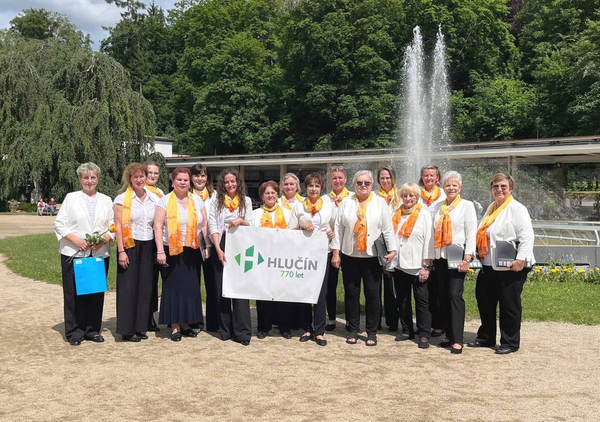 🎶 Hlučínský pěvecký sbor se 13. června zúčastnil již poosmé celostátní přehlídky duchovních písní CANTATE 2026 v Luhačovicích. Účast na této přehlídce patří každoročně k významným okamžikům činnosti sboru a opět přesvědčila, že zpěv dokáže spojovat lidi napříč generacemi i místy. V krásné lázeňské atmosféře zazněly duchovní písně v podání mnoha pěveckých souborů. Hlučínský pěvecký sbor potěšil posluchače písní „Ranní prosba“, dále zazněly skladby „S námi je Bůh náš“, „Jesus Christ, you are my life“ a „Veni Domine“. 🎵 Z letošní CANTATE 2026 si sbor odvezl mnoho krásných vzpomínek, chvíle naplněné radostí ze společného zpívání a chuť pokračovat v další práci, která už tři desetiletí přináší radost zpěvákům i posluchačům napříč generacemi. Na závěr sbor s potěšením přijal pozvání k účasti na dalším ročníku přehlídky. 😊 #Hlučín #HlučínskýPěveckýSbor #Cantate2026 #Luhačovice #DuchovníHudba #SborovýZpěv #Kultura