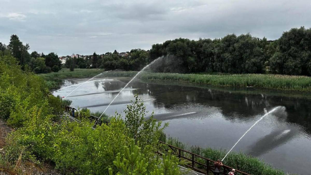Velké poděkování patří našim dobrovolným hasičům, kteří od dnešního rána provzdušňují Pekelný rybník. Děkujeme za jejich ochotu, profesionalitu a čas, který věnují pomoci naší obci.
