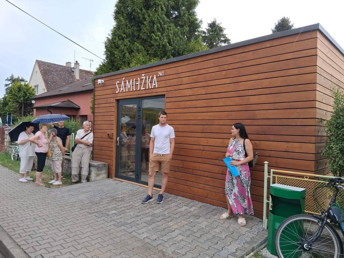Ve středu proběhlo otevření nové samoobslužné prodejny SÁMOŽKA 24/7 ve Lhotě. Děkujeme všem, kteří se přišli podívat, seznámit se s fungováním prodejny a podpořit tento nový projekt.    Pro ty, kteří se otevření nemohli zúčastnit, přikládáme několik fotografií ze slavnostního otevření.