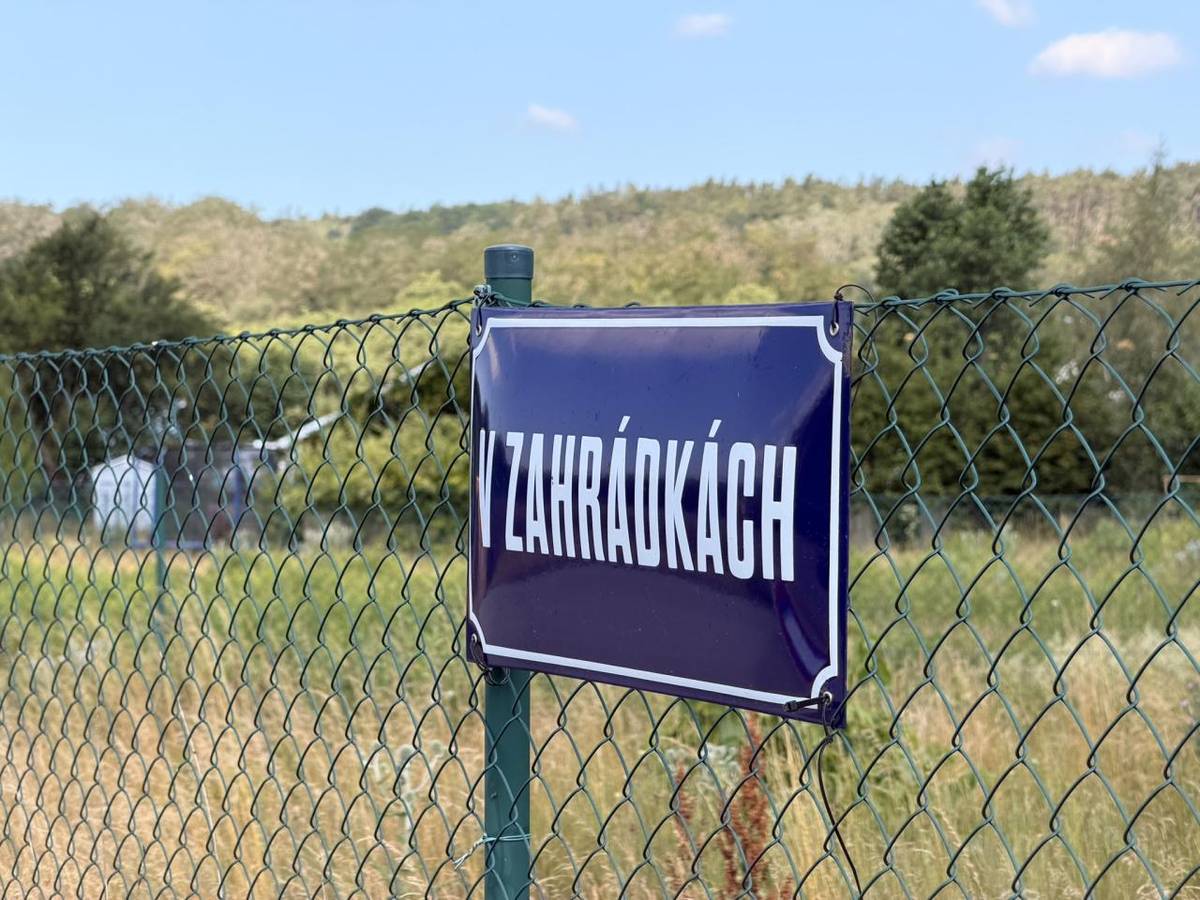 Na základě žádosti občanů z lokality V Zahrádkách jsme provedli opravu místních cest.