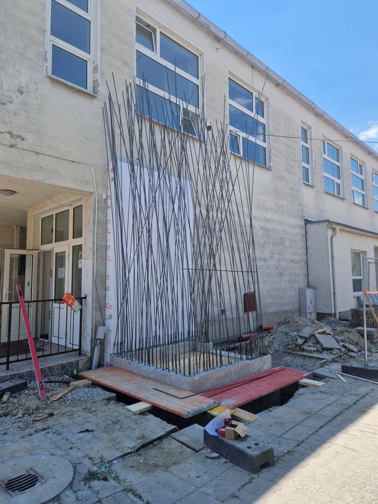 Vážení občania, rekonštrukcia kultúrneho domu a telocvične úspešne napreduje a stavebné práce zatiaľ postupujú presne podľa stanoveného harmonogramu.