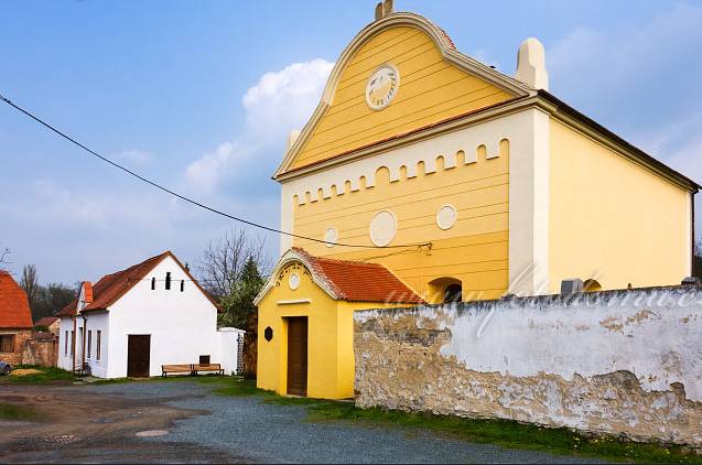 Do září je pro návštěvníky otevřena i míst ní synagoga s expozicí věnovanou historii židovského obyvatelstva a volnou pro hlídkou židovského hřbitova🕍  Prohlídka synagogy Denně 9.00–11.30 a 12.00–17.00  Při návštěvě objektu spadajícího pod správu místního Muzejního a vlastivědného spolku (muzeum, synagoga) obdržíte vstupenku s pamětním razítkem.   Po předložení této vstupenky máte vstup do dalšího objektu se slevou.    Zdroj: www.fotodoma.cz