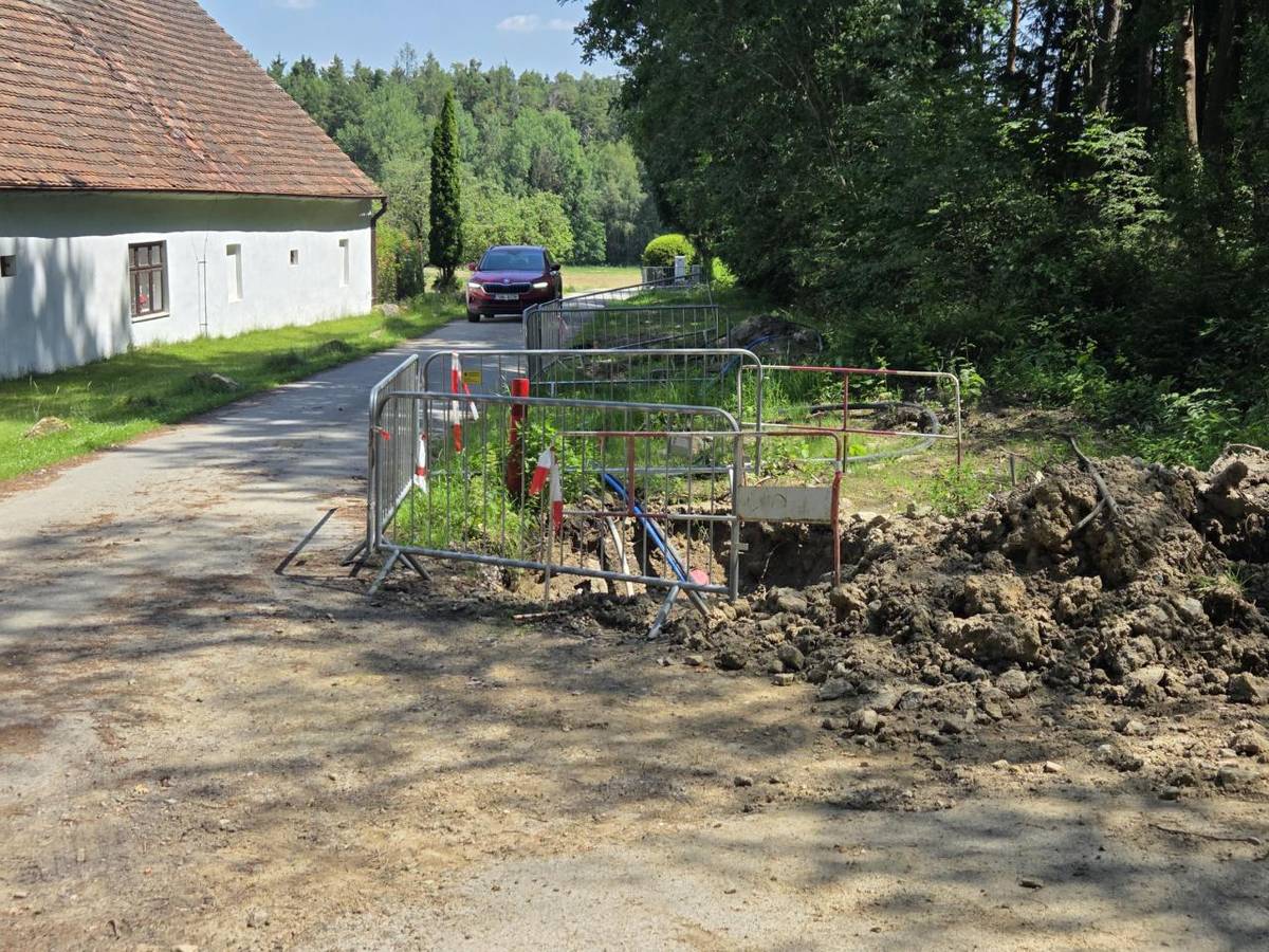 Dne 8.7.2026 od 8:00 - 12:00 se bude usazovat trafostanice v obci Jankov Beneda. Z tohoto důvodu neprojedete k chatové oblasti. Využijte jinou přístupovou cestu.