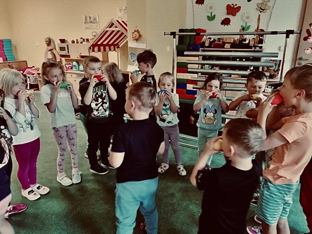 V naší mateřské škole jsme přivítali pana Zdeňka Hladíka s interaktivním muzikoterapeutickým programem „Honzík a jeho pirátské dobrodružství“. Děti se prostřednictvím poutavého příběhu vydaly na dobrodružnou plavbu plnou hudby, rytmu, pohybu a objevování netradičních hudebních nástrojů. Během programu se děti aktivně zapojovaly do hudebních a rytmických aktivit, rozvíjely svou fantazii, spolupráci i schopnost naslouchat.  Součástí setkání bylo také poznávání různých zvuků a možnost vyzkoušet si zajímavé hudební nástroje, které děti velmi zaujaly.  Muzikoterapie přirozenou a hravou formou podporuje rozvoj motoriky, koncentrace, komunikace a sociálních dovedností. Hudba navíc pomáhá dětem uvolnit se, prožívat emoce a posilovat pozitivní vztahy v kolektivu.    Program děti nadchl svou hravostí, dobrodružným příběhem i možností stát se na chvíli skutečnými piráty. Děkujeme panu Hladíkovi za příjemně strávené dopoledne plné hudby, zážitků a nových objevů. ✨🎶