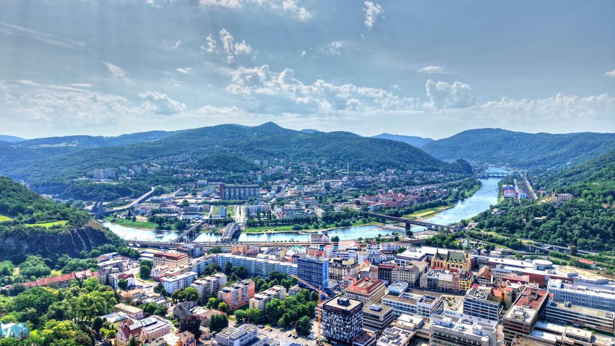 🥾 Odstartovala soutěž Ústím cestou necestou, objevte známá i méně známí místa v Ústí a okolí   🌼 Soutěž TOP květinové Ústí je v plném proudu, ukažte svůj rozkvetlý balkón, terasu či předzahrádku a vyhrajte některou z úžasných cen.  🎟️ Zvýhodněný balíček vstupenek TicketPack Vám umožní navštívit pět vybraných turistických cílů s více než 40% slevou a zároveň využít další zajímavé bonusy.  🏊♀️ Na odpočinek a relax můžete vyrazit do plaveckého a volnočasového areálu Koupaliště Brná nebo do Plaveckého areálu Klíše. PÁTEK 3. 7. ✅ Stání zámek Velké Březno zve na netradiční prohlídku zámeckých komnat s princeznou ✅ V Bistro Park zazpívá zpěvačka z Děčína Sára Palíková ✅ V rámci akce Léto na střekovské náplavce zahrají v KOLOcafé Šavlozubý ponožky ✅ Letní kino Zubrnice promítá novou českou komedii Jana Svěráka Pět švestek SOBOTA 4. 7.  ✅ Kulturní středisko města Ústí nad Labem zve na další lekci jógy s Markét v letním kině ✅ Své brány otevře návštěvníkům Parní vodárna Střekov, nenechte si ujít prohlídku této unikátní technické památky s výkladem   NEDĚLE 5. 7.  ✅ Vyrazte za pohádkou na Státní zámek Velké Březno, Divadélko Šneček zahraje pohádku Kovář Mikeš ✅ Blades Ústí nad Labem vyzvou na hřišti v Olšinkách tým Brno Alligators